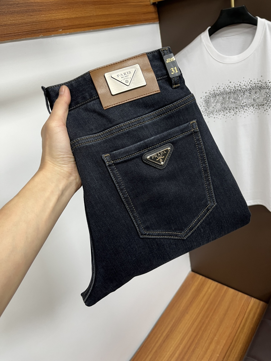 NO:758052,Prada's latest jeans in spring 2026 are stress-free when entering and leaving the store. Best-selling models in the counter. Taste and value are shared. Very comfortable to wear. Low-key yet luxurious. Very classy to wear. Needless to say the trousers style and cut. The upper body is exquisite and vivid. Really first-class and top-quality materials. Really palace-level casual pants, using Turkish cotton. The most famous denim is produced. The quality is outstanding. Heavy washing makes the pants very soft. Straight-leg version.  Don’t be picky. The upper body is absolutely stylish. CX25 is extremely luxurious!  Size 29-38,,prada,jeans,19860909普拉达 2026年春季最新品牛仔裤出入专卖店无压力 专柜热销款 品味与价值共享 身穿着非常舒适 低调不失奢华 穿出去非常有档次,裤型款式和裁剪亦无需多言 上身精致跃然.真正一等一顶级质料 真正殿堂级的休闲裤,选用土耳其的棉花 生产出最有名的单宁布 品质卓然 经过重水洗使得裤子很柔软 直脚的版型 不挑人 上身绝对的有型 CX25 极度奢华！尺码29-38,,prada,jeans,,Men's clothing