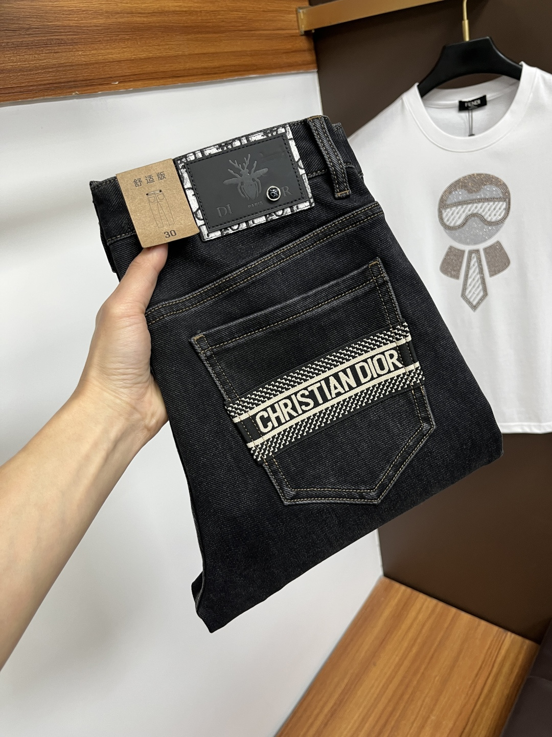 NO:731203,Exchanges are supported after the year. Dior's latest 2025 winter jeans are stress-free to enter and leave the store. The best-selling models in the counter share taste and value. Very comfortable to wear. Low-key yet luxurious. Very classy to wear. Needless to say the trousers style and cut. The upper body is exquisite and vivid. Real first-class top quality materials. Really palace-level casual pants, using Turkish cotton to produce the most famous denim fabric. The quality is outstanding. After heavy washing, the pants are very soft.  The straight-leg version is not picky and the upper body is absolutely stylish. QD25 is extremely luxurious!  Size 29-38,,dior,jeans,19860909支持年后退换. 迪奥 2025年冬季最新品牛仔裤出入专卖店无压力 专柜热销款 品味与价值共享 身穿着非常舒适 低调不失奢华 穿出去非常有档次,裤型款式和裁剪亦无需多言 上身精致跃然.真正一等一顶级质料 真正殿堂级的休闲裤,选用土耳其的棉花 生产出最有名的单宁布 品质卓然 经过重水洗使得裤子很柔软 直脚的版型 不挑人 上身绝对的有型 QD25 极度奢华！尺码29-38,,dior,jeans,,Men's clothing