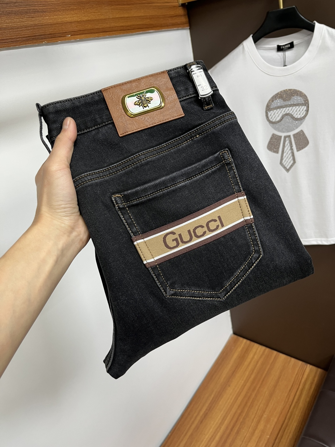 NO:760920,Gucci's latest 2025 winter jeans, no pressure to go in and out of the store. Best-selling models in the counter. Shared taste and value. Very comfortable to wear. Low-key yet luxurious. Very classy to wear. Needless to say the trousers style and cut. The upper body is exquisite and vivid. Real first-class top quality materials. Really palace-level casual pants, using Turkish cotton to produce the most famous denim. Excellent quality. Heavy washing makes the pants very soft. Straight-leg version.  Don't be picky, the upper body is absolutely stylish QD25 is extremely luxurious!  Size 29-38,,jeans,19860909古奇 2025年冬季最新品牛仔裤出入专卖店无压力 专柜热销款 品味与价值共享 身穿着非常舒适 低调不失奢华 穿出去非常有档次,裤型款式和裁剪亦无需多言 上身精致跃然.真正一等一顶级质料 真正殿堂级的休闲裤,选用土耳其的棉花 生产出最有名的单宁布 品质卓然 经过重水洗使得裤子很柔软 直脚的版型 不挑人 上身绝对的有型 QD25 极度奢华！尺码29-38,,jeans,,Men's clothing