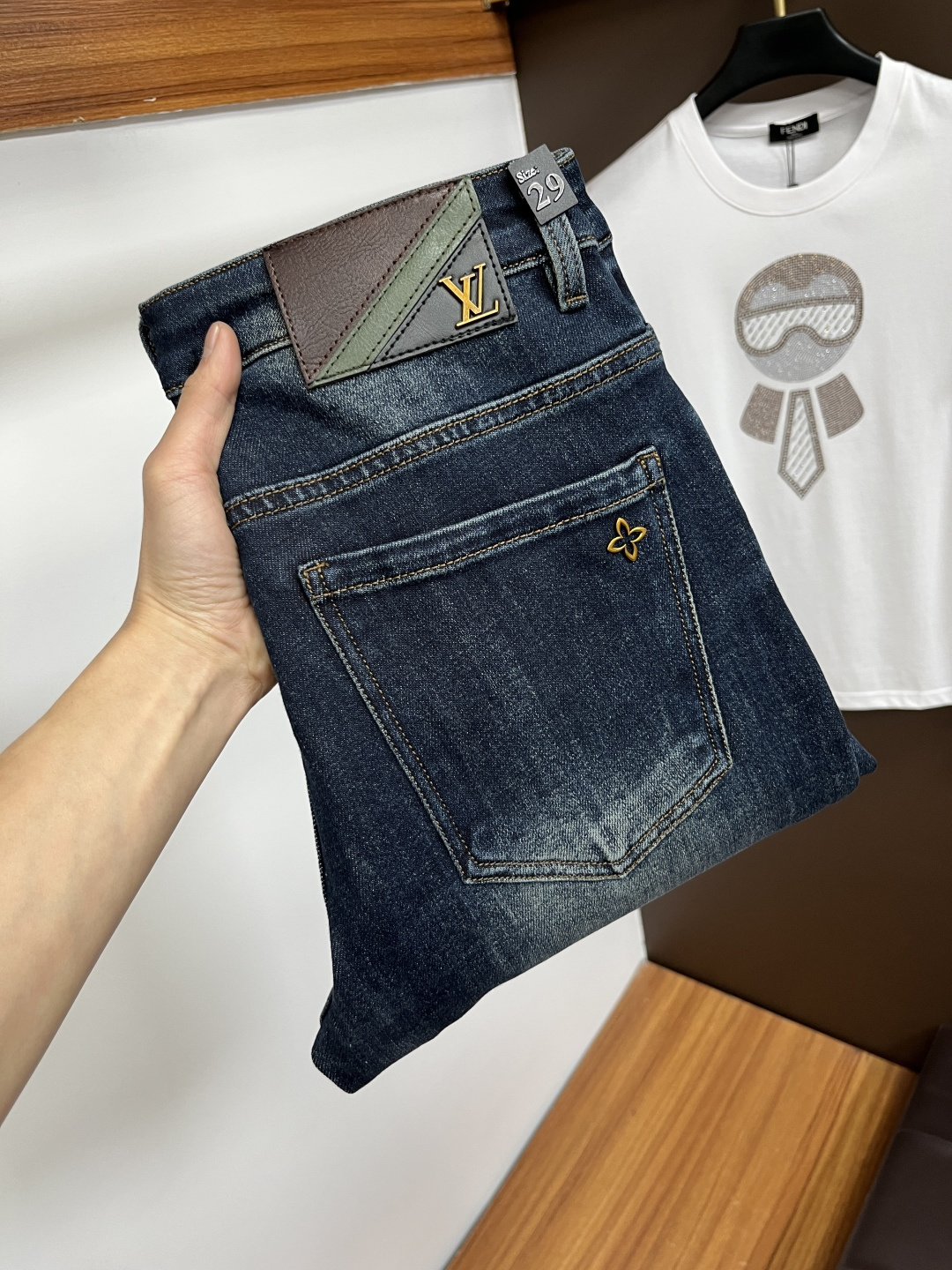 NO:731198,Exchanges are supported after the year. LV’s latest 2025 winter jeans are stress-free in and out of specialty stores. Best-selling models at the counter. Taste and value are shared. Very comfortable to wear. Low-key yet luxurious. Very classy to wear. Needless to say the trousers style and cut. The upper body is exquisite and vivid. Real first-class top quality materials. Really palace-level casual pants, using Turkish cotton to produce the most famous denim fabric. The quality is outstanding. After heavy washing, the pants are very soft.  The straight-leg version is not picky and the upper body is absolutely stylish. QD25 is extremely luxurious!  Size 29-38,,louis vuitton,jeans,19860909支持年后退换. LV 2025年冬季最新品牛仔裤出入专卖店无压力 专柜热销款 品味与价值共享 身穿着非常舒适 低调不失奢华 穿出去非常有档次,裤型款式和裁剪亦无需多言 上身精致跃然.真正一等一顶级质料 真正殿堂级的休闲裤,选用土耳其的棉花 生产出最有名的单宁布 品质卓然 经过重水洗使得裤子很柔软 直脚的版型 不挑人 上身绝对的有型 QD25 极度奢华！尺码29-38,,louis vuitton,jeans,,Men's clothing