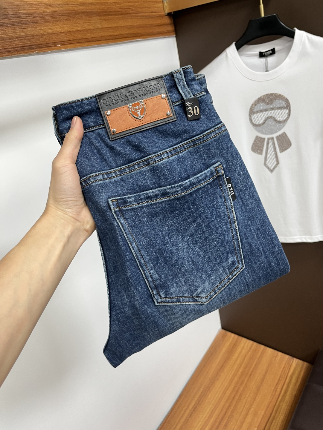 NO:745095,DG's latest winter jeans in 2025 are stress-free when entering and leaving the store. Best-selling models in the counter. Taste and value are shared. Very comfortable to wear. Low-key yet luxurious. Very classy to wear. Needless to say the trousers style and cut. The upper body is exquisite and vivid. Really first-class and top-quality materials. Really palace-level casual pants, using Turkish cotton. The most famous denim is produced. The quality is outstanding. After heavy washing, the pants are very soft. The straight-leg version is not picky.  The upper body is absolutely stylish QD25 is extremely luxurious!  Size 29-38,,jeans,19860909DG 2025年冬季最新品牛仔裤出入专卖店无压力 专柜热销款 品味与价值共享 身穿着非常舒适 低调不失奢华 穿出去非常有档次,裤型款式和裁剪亦无需多言 上身精致跃然.真正一等一顶级质料 真正殿堂级的休闲裤,选用土耳其的棉花 生产出最有名的单宁布 品质卓然 经过重水洗使得裤子很柔软 直脚的版型 不挑人 上身绝对的有型 QD25 极度奢华！尺码29-38,,jeans,,Men's clothing