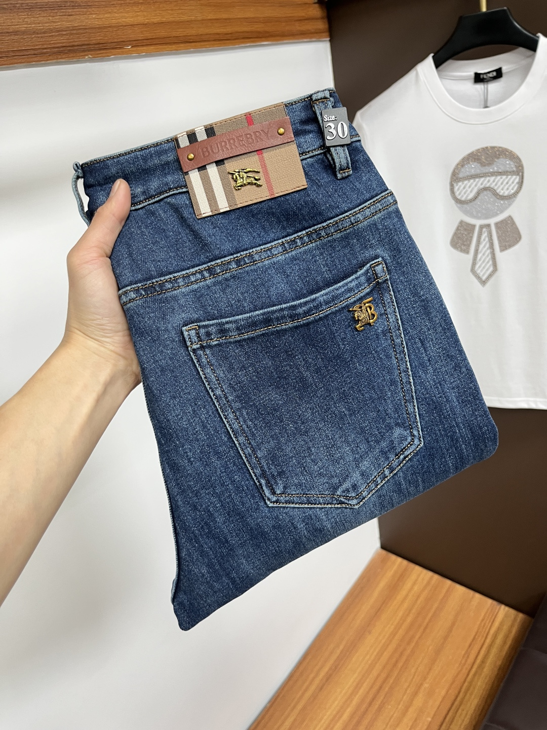 NO:731188,Exchanges are supported after the year. Burberry's 2025 winter latest jeans are stress-free to enter and leave the store. The best-selling models in the counter share taste and value. Very comfortable to wear. Low-key yet luxurious. Very classy to wear. Needless to say the pants style and cut. The upper body is exquisite and vivid. Real first-class top quality materials. Really palace-level casual pants, using Turkish cotton to produce the most famous denim fabric. The quality is outstanding. After heavy washing, the pants are very soft.  The straight-leg version is not picky and the upper body is absolutely stylish. QD25 is extremely luxurious!  Size 29-38,,burberry,jeans,19860909支持年后退换. 巴宝莉 2025年冬季最新品牛仔裤出入专卖店无压力 专柜热销款 品味与价值共享 身穿着非常舒适 低调不失奢华 穿出去非常有档次,裤型款式和裁剪亦无需多言 上身精致跃然.真正一等一顶级质料 真正殿堂级的休闲裤,选用土耳其的棉花 生产出最有名的单宁布 品质卓然 经过重水洗使得裤子很柔软 直脚的版型 不挑人 上身绝对的有型 QD25 极度奢华！尺码29-38,,burberry,jeans,,Men's clothing