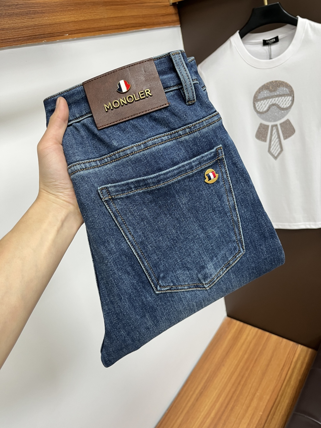 NO:731183,Supports exchange after the year. Meng Mouth 2025 winter latest jeans, no pressure to go in and out of the store. Best-selling models in the counter. Shared taste and value. Very comfortable to wear. Low-key yet luxurious. Very classy to wear. Needless to say the trousers style and cut. The upper body is exquisite and vivid. Real first-class top quality materials. Really palace-level casual pants, using Turkish cotton to produce the most famous denim. The quality is outstanding. After heavy washing, the pants are very soft.  The straight-leg version is not picky and the upper body is absolutely stylish. QD25 is extremely luxurious!  Size 29-38,,Moncler,jeans,19860909支持年后退换. 蒙口 2025年冬季最新品牛仔裤出入专卖店无压力 专柜热销款 品味与价值共享 身穿着非常舒适 低调不失奢华 穿出去非常有档次,裤型款式和裁剪亦无需多言 上身精致跃然.真正一等一顶级质料 真正殿堂级的休闲裤,选用土耳其的棉花 生产出最有名的单宁布 品质卓然 经过重水洗使得裤子很柔软 直脚的版型 不挑人 上身绝对的有型 QD25 极度奢华！尺码29-38,,Moncler,jeans,,Men's clothing