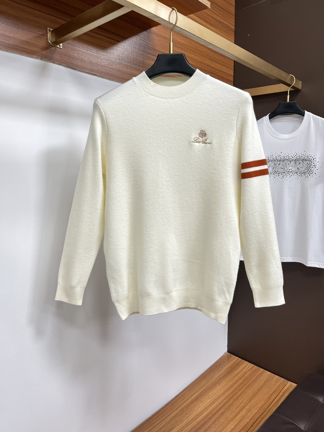 NO:731217,Exchange is supported after the year. Nuoyoupanya 2025 new autumn and winter color matching men's round neck sweater  With fabric and tailoring as the main selling points, 100 pure wool imported from customers makes the wearing experience more comfortable. The skin-friendly strength and softness are very high, the fabric texture and comfort are at the peak, the skin-friendly is excellent, the appearance is extremely superior, exquisite handwork, tight stitching, excellent fit tailoring, letters  The logo and stripes are classic and slimming, and the embroidered logo on the chest of the clothes is really eye-catching. It is worthy of being an item produced by a century-old brand. It is fashionable and individual and full of high-street temperament. It purely relies on the pattern and small details to create unique fashion performance. It is naturally high-street stylish and suitable for everyone.  Size M-3xl,,sweaters,19860909支持年后退换. 诺悠翩雅 2025秋冬新款拼色男士圆领毛衣 以面料和裁剪为主要卖点,客供进口100纯羊毛让穿着感受更加的舒适亲肤强度和柔软度非常高,面料质感和舒适度达到登峰造极,亲肤性极佳,品相极为优越,精湛手工参与,走线严丝合缝,精良合体剪裁,字母Logo加条纹经典显瘦,衣服胸前刺绣logo真的太吸睛了,不愧为百年老品牌出品的单品,时髦又个性充满了高街气质,纯粹依靠版型以及小细节打造独特时尚性能,自然而然的高街有型,适合每一个人的穿搭 尺码M-3xl,,sweaters,,Men's clothing