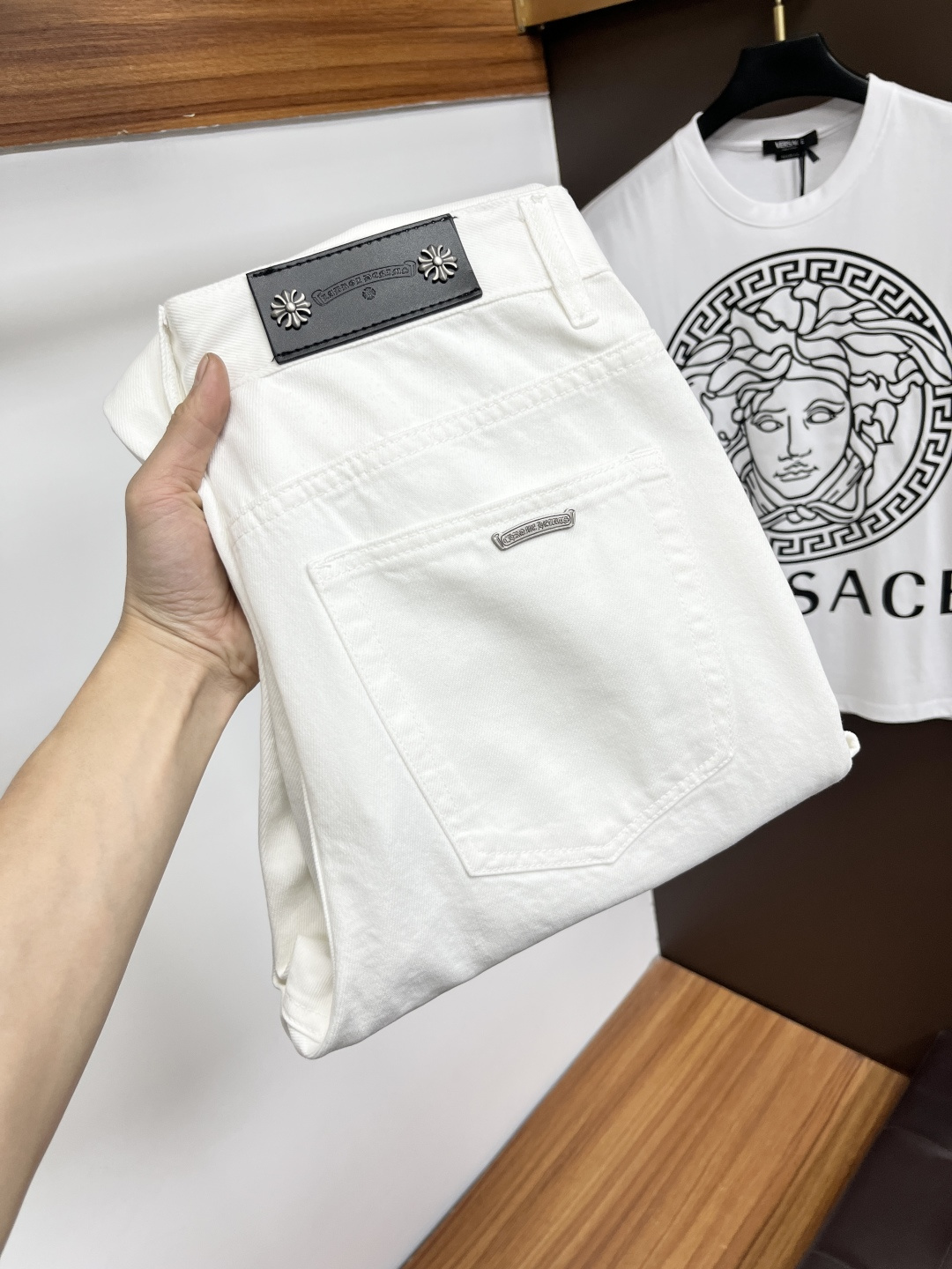 NO:745131,Kroxin's latest jeans in the spring of 2026 are stress-free when entering and leaving the store. Best-selling models in the counter. Taste and value are shared. Very comfortable to wear. Low-key yet luxurious. Very classy to wear. Needless to say the trousers style and cut. The upper body is exquisite and vivid. Really first-class and top-quality materials. Really palace-level casual pants, using Turkish cotton to produce the most famous denim. Excellent quality. After heavy washing, the pants are very soft. Straight-leg version.  Not picky, the upper body is absolutely stylish. BG35 is extremely luxurious!  Size 28-38,,chrome hearts,jeans,19860909克罗心 2026年春季最新品牛仔裤出入专卖店无压力 专柜热销款 品味与价值共享 身穿着非常舒适 低调不失奢华 穿出去非常有档次,裤型款式和裁剪亦无需多言 上身精致跃然.真正一等一顶级质料 真正殿堂级的休闲裤,选用土耳其的棉花 生产出最有名的单宁布 品质卓然 经过重水洗使得裤子很柔软 直脚的版型 不挑人 上身绝对的有型 BG35 极度奢华！尺码28-38,,chrome hearts,jeans,,Men's clothing