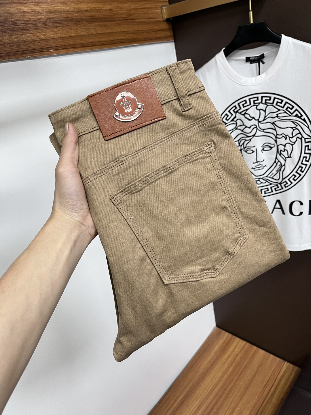 NO:745120,Mengkou's 2026 spring latest jeans are stress-free to enter and leave the store. Best-selling models in the counter. Shared taste and value. Very comfortable to wear. Low-key yet luxurious. Very classy to wear. Needless to say the trousers style and cut. The upper body is exquisite and vivid. Real first-class top quality. Really palace-level casual pants, using Turkish cotton. The most famous denim fabric is produced. The quality is outstanding. After heavy washing, the pants are very soft. Straight-leg version.  Not picky, the upper body is absolutely stylish. BG35 is extremely luxurious!  Size 28-38,,Moncler,jeans,19860909蒙口 2026年春季最新品牛仔裤出入专卖店无压力 专柜热销款 品味与价值共享 身穿着非常舒适 低调不失奢华 穿出去非常有档次,裤型款式和裁剪亦无需多言 上身精致跃然.真正一等一顶级质料 真正殿堂级的休闲裤,选用土耳其的棉花 生产出最有名的单宁布 品质卓然 经过重水洗使得裤子很柔软 直脚的版型 不挑人 上身绝对的有型 BG35 极度奢华！尺码28-38,,Moncler,jeans,,Men's clothing