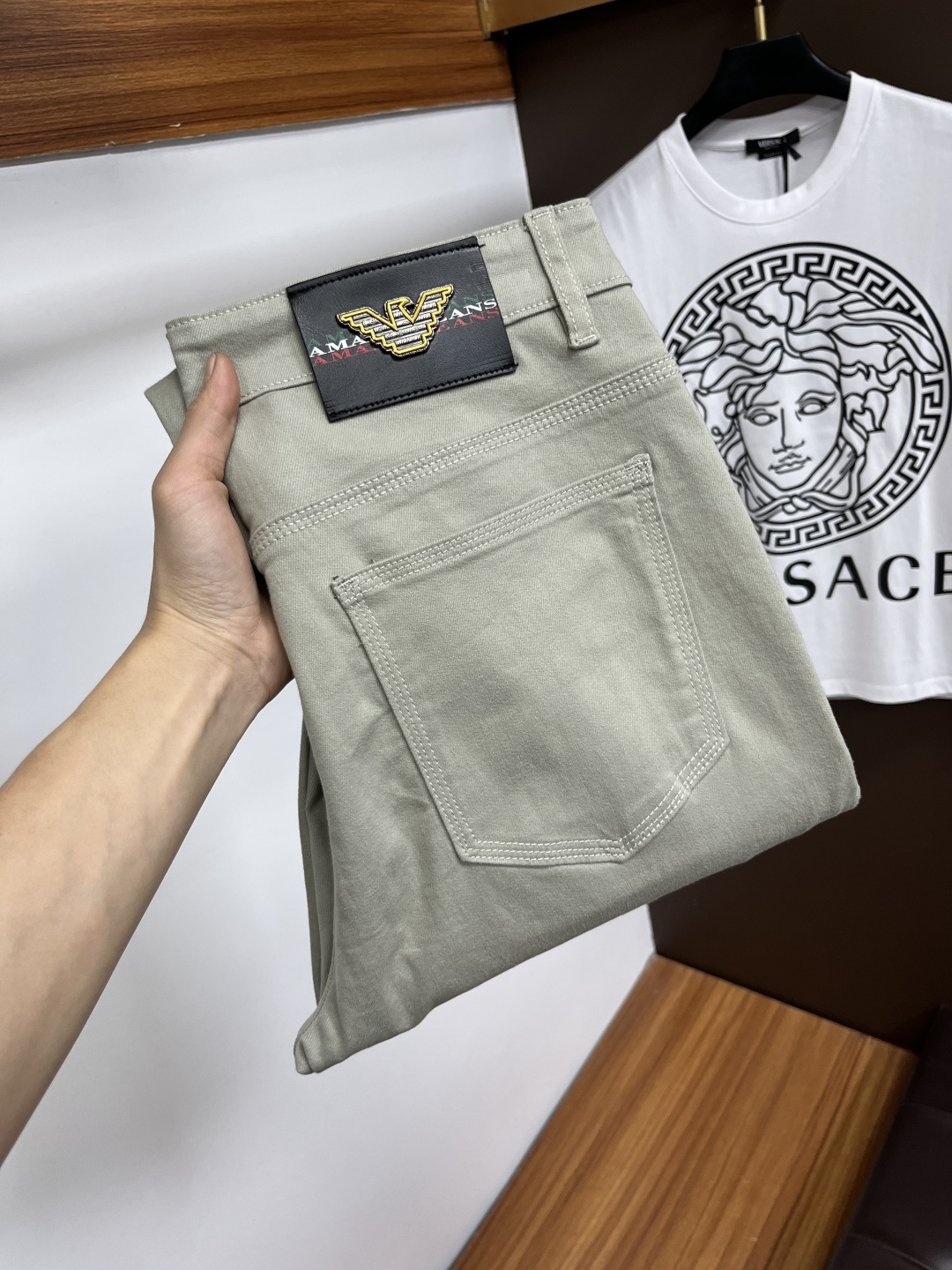 NO:733814,Armani's latest 2026 spring jeans are stress-free to enter and leave the store. Best-selling models in the counter. Shared taste and value. Very comfortable to wear. Low-key yet luxurious. Very classy to wear. Needless to say the trousers style and cut. The upper body is exquisite and vivid. Really first-class and top-quality materials. Really palace-level casual pants, using Turkish cotton to produce the most famous denim. Excellent quality. Heavy washing makes the pants very soft. Straight-leg version.  Not picky, the upper body is absolutely stylish. BG35 is extremely luxurious!  Size 28-38,,armani,jeans,19860909阿玛尼 2026年春季最新品牛仔裤出入专卖店无压力 专柜热销款 品味与价值共享 身穿着非常舒适 低调不失奢华 穿出去非常有档次,裤型款式和裁剪亦无需多言 上身精致跃然.真正一等一顶级质料 真正殿堂级的休闲裤,选用土耳其的棉花 生产出最有名的单宁布 品质卓然 经过重水洗使得裤子很柔软 直脚的版型 不挑人 上身绝对的有型 BG35 极度奢华！尺码28-38,,armani,jeans,,Men's clothing