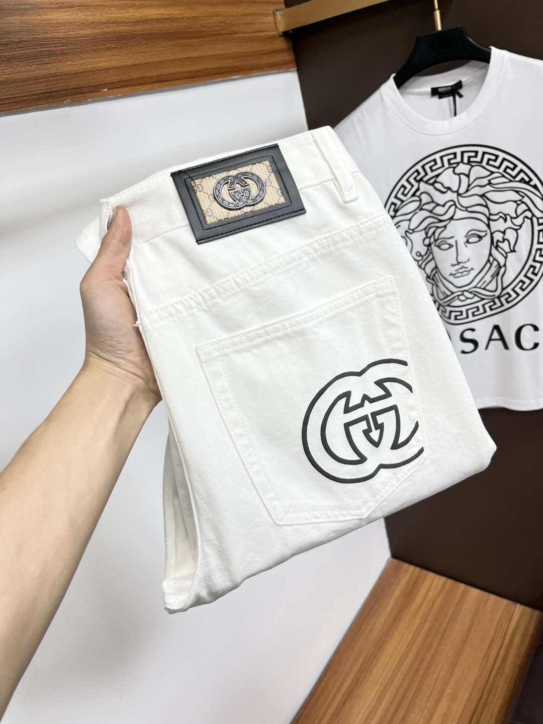 NO:733810,Gucci's latest 2026 spring jeans are stress-free in and out of the store. Best-selling models in the counter. Shared taste and value. Very comfortable to wear. Low-key yet luxurious. Very classy to wear. Needless to say the trousers style and cut. The upper body is exquisite and vivid. Really first-class and top-quality materials. Really palace-level casual pants, using Turkish cotton. The most famous denim is produced. The quality is outstanding. Heavy washing makes the pants very soft. Straight-leg version.  Not picky, the upper body is absolutely stylish. BG35 is extremely luxurious!  Size 28-38,,jeans,19860909古奇 2026年春季最新品牛仔裤出入专卖店无压力 专柜热销款 品味与价值共享 身穿着非常舒适 低调不失奢华 穿出去非常有档次,裤型款式和裁剪亦无需多言 上身精致跃然.真正一等一顶级质料 真正殿堂级的休闲裤,选用土耳其的棉花 生产出最有名的单宁布 品质卓然 经过重水洗使得裤子很柔软 直脚的版型 不挑人 上身绝对的有型 BG35 极度奢华！尺码28-38,,jeans,,Men's clothing