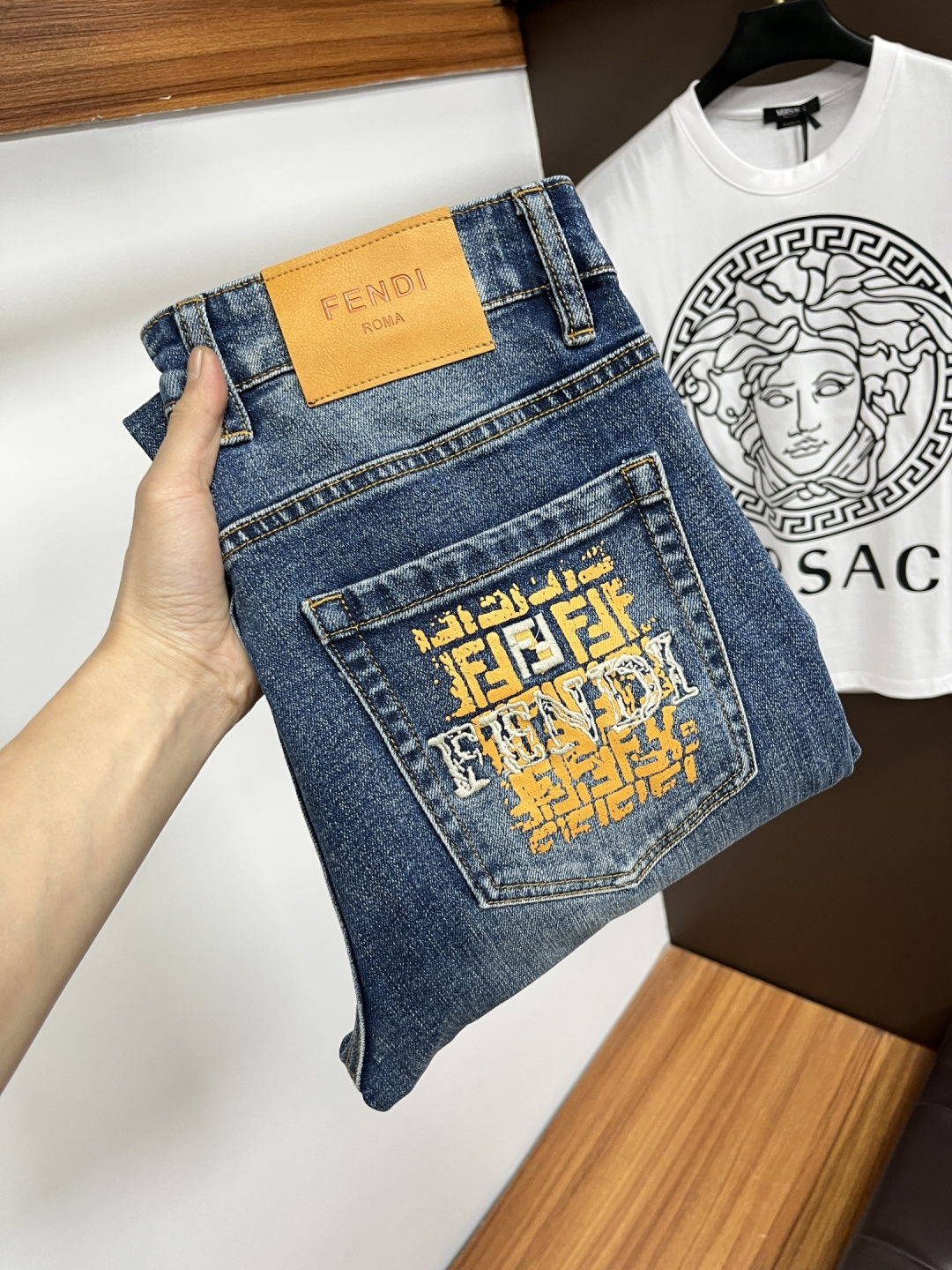 NO:733790,Fendi's latest 2026 spring jeans are stress-free to enter and leave the store. Best-selling models in the counter. Taste and value are shared. Very comfortable to wear. Low-key yet luxurious. Very classy to wear. Needless to say the trousers style and cut. The upper body is exquisite and vivid. Real first-class top quality materials. Really top-level casual pants, using Turkish cotton to produce the most famous denim. Excellent quality. After heavy washing, the pants are very soft. Straight-leg version.  Not picky, the upper body is absolutely stylish. BG35 is extremely luxurious!  Size 28-38,,fendi,jeans,19860909芬迪 2026年春季最新品牛仔裤出入专卖店无压力 专柜热销款 品味与价值共享 身穿着非常舒适 低调不失奢华 穿出去非常有档次,裤型款式和裁剪亦无需多言 上身精致跃然.真正一等一顶级质料 真正殿堂级的休闲裤,选用土耳其的棉花 生产出最有名的单宁布 品质卓然 经过重水洗使得裤子很柔软 直脚的版型 不挑人 上身绝对的有型 BG35 极度奢华！尺码28-38,,fendi,jeans,,Men's clothing