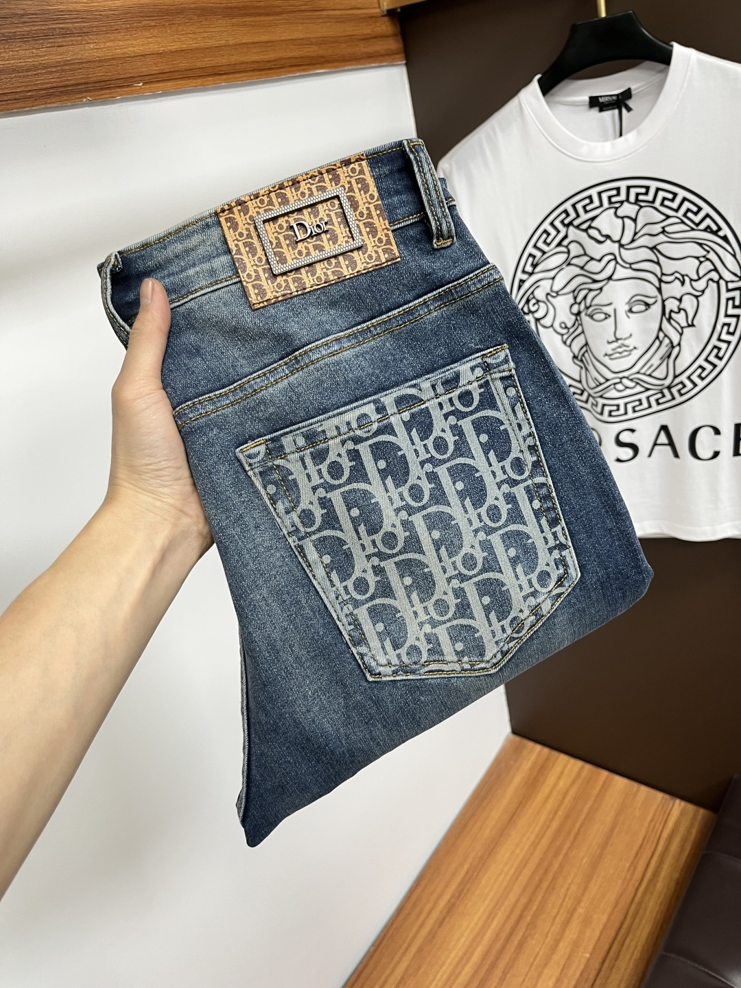 NO:733785,Dior's latest jeans in spring 2026 are stress-free when entering and leaving the store. Best-selling models in the counter. Taste and value are shared. Very comfortable to wear. Low-key yet luxurious. Very classy to wear. Needless to say the trousers style and cut. The upper body is exquisite and vivid. Really first-class and top-quality materials. Really palace-level casual pants, using Turkish cotton to produce the most famous denim. Excellent quality. Heavy washing makes the pants very soft. Straight-leg version.  Not picky, the upper body is absolutely stylish. BG35 is extremely luxurious!  Size 28-38,,dior,jeans,19860909迪奥 2026年春季最新品牛仔裤出入专卖店无压力 专柜热销款 品味与价值共享 身穿着非常舒适 低调不失奢华 穿出去非常有档次,裤型款式和裁剪亦无需多言 上身精致跃然.真正一等一顶级质料 真正殿堂级的休闲裤,选用土耳其的棉花 生产出最有名的单宁布 品质卓然 经过重水洗使得裤子很柔软 直脚的版型 不挑人 上身绝对的有型 BG35 极度奢华！尺码28-38,,dior,jeans,,Men's clothing