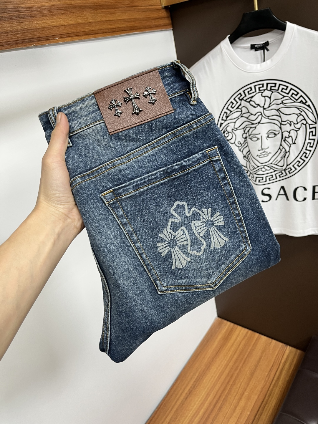 NO:733779,Kroxin's latest jeans in the spring of 2026 are stress-free when entering and leaving the store. Best-selling models in the counter. Taste and value are shared. Very comfortable to wear. Low-key yet luxurious. Very classy to wear. Needless to say the trousers style and cut. The upper body is exquisite and vivid. Real first-class top quality materials. Really palace-level casual pants, using Turkish cotton to produce the most famous denim. Excellent quality. Heavy washing makes the pants very soft. Straight-leg version.  Not picky, the upper body is absolutely stylish. BG35 is extremely luxurious!  Size 28-38,,chrome hearts,jeans,19860909克罗心 2026年春季最新品牛仔裤出入专卖店无压力 专柜热销款 品味与价值共享 身穿着非常舒适 低调不失奢华 穿出去非常有档次,裤型款式和裁剪亦无需多言 上身精致跃然.真正一等一顶级质料 真正殿堂级的休闲裤,选用土耳其的棉花 生产出最有名的单宁布 品质卓然 经过重水洗使得裤子很柔软 直脚的版型 不挑人 上身绝对的有型 BG35 极度奢华！尺码28-38,,chrome hearts,jeans,,Men's clothing