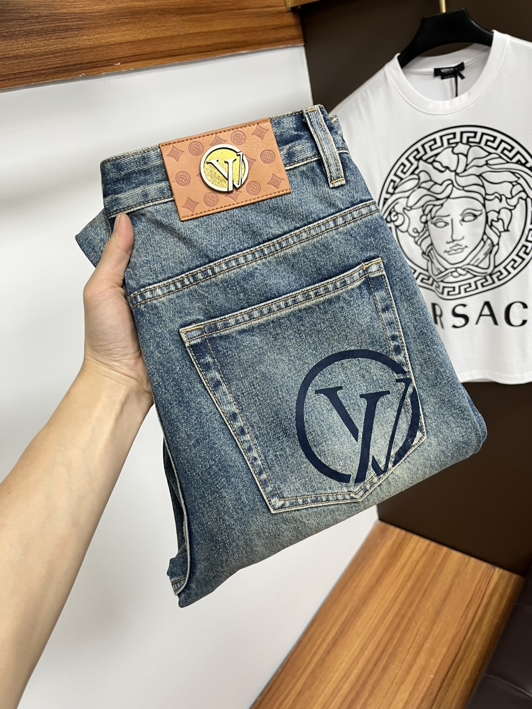 NO:733823,LV’s latest jeans in spring 2026 are stress-free when entering and leaving the store. Best-selling models in the counter. Taste and value are shared. Very comfortable to wear. Low-key yet luxurious. Very classy to wear. Needless to say the trousers style and cut. The upper body is exquisite and vivid. Really first-class and top-quality materials. Really palace-level casual pants, using Turkish cotton. The most famous denim is produced. The quality is outstanding. After heavy washing, the pants are very soft. The straight-leg version is not picky.  The upper body is absolutely stylish. BG35 is extremely luxurious!  Size 28-38,,louis vuitton,jeans,19860909LV 2026年春季最新品牛仔裤出入专卖店无压力 专柜热销款 品味与价值共享 身穿着非常舒适 低调不失奢华 穿出去非常有档次,裤型款式和裁剪亦无需多言 上身精致跃然.真正一等一顶级质料 真正殿堂级的休闲裤,选用土耳其的棉花 生产出最有名的单宁布 品质卓然 经过重水洗使得裤子很柔软 直脚的版型 不挑人 上身绝对的有型 BG35 极度奢华！尺码28-38,,louis vuitton,jeans,,Men's clothing