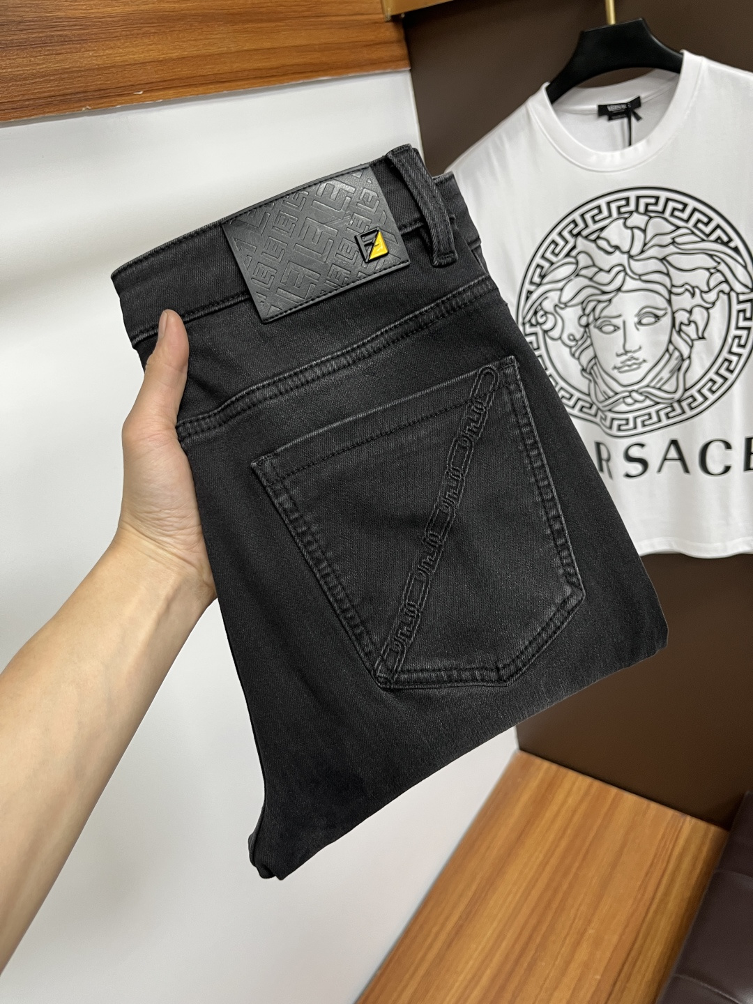 NO:733813,Fendi's latest 2026 spring jeans are stress-free to enter and leave the store. Best-selling models in the counter. Taste and value are shared. Very comfortable to wear. Low-key yet luxurious. Very classy to wear. Needless to say the trousers style and cut. The upper body is exquisite and vivid. Real first-class top quality materials. Really top-level casual pants, using Turkish cotton to produce the most famous denim. Excellent quality. After heavy washing, the pants are very soft. Straight-leg version.  Not picky, the upper body is absolutely stylish. BG35 is extremely luxurious!  Size 29-38,,fendi,jeans,19860909芬迪 2026年春季最新品牛仔裤出入专卖店无压力 专柜热销款 品味与价值共享 身穿着非常舒适 低调不失奢华 穿出去非常有档次,裤型款式和裁剪亦无需多言 上身精致跃然.真正一等一顶级质料 真正殿堂级的休闲裤,选用土耳其的棉花 生产出最有名的单宁布 品质卓然 经过重水洗使得裤子很柔软 直脚的版型 不挑人 上身绝对的有型 BG35 极度奢华！尺码29-38,,fendi,jeans,,Men's clothing