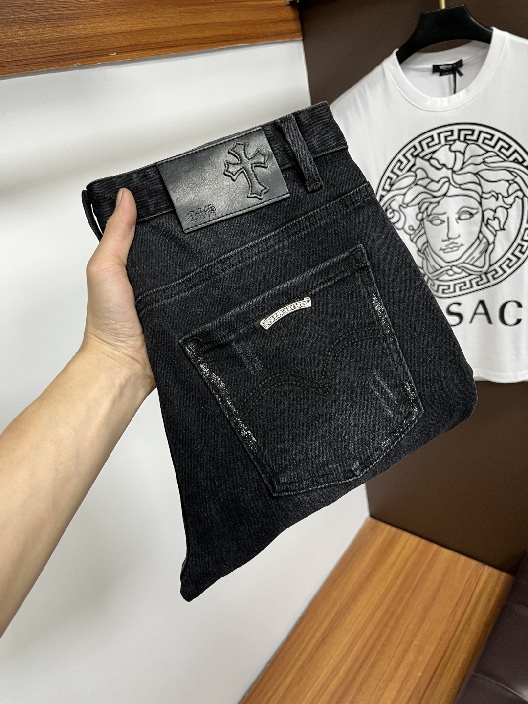 NO:733803,Kroxin's latest jeans in the spring of 2026 are stress-free when entering and leaving the store. Best-selling models in the counter. Taste and value are shared. Very comfortable to wear. Low-key yet luxurious. Very classy to wear. Needless to say the trousers style and cut. The upper body is exquisite and vivid. Real first-class top quality materials. Really palace-level casual pants, using Turkish cotton to produce the most famous denim. Excellent quality. Heavy washing makes the pants very soft. Straight-leg version.  Not picky, the upper body is absolutely stylish. BG35 is extremely luxurious!  Size 29-38,,chrome hearts,jeans,19860909克罗心 2026年春季最新品牛仔裤出入专卖店无压力 专柜热销款 品味与价值共享 身穿着非常舒适 低调不失奢华 穿出去非常有档次,裤型款式和裁剪亦无需多言 上身精致跃然.真正一等一顶级质料 真正殿堂级的休闲裤,选用土耳其的棉花 生产出最有名的单宁布 品质卓然 经过重水洗使得裤子很柔软 直脚的版型 不挑人 上身绝对的有型 BG35 极度奢华！尺码29-38,,chrome hearts,jeans,,Men's clothing