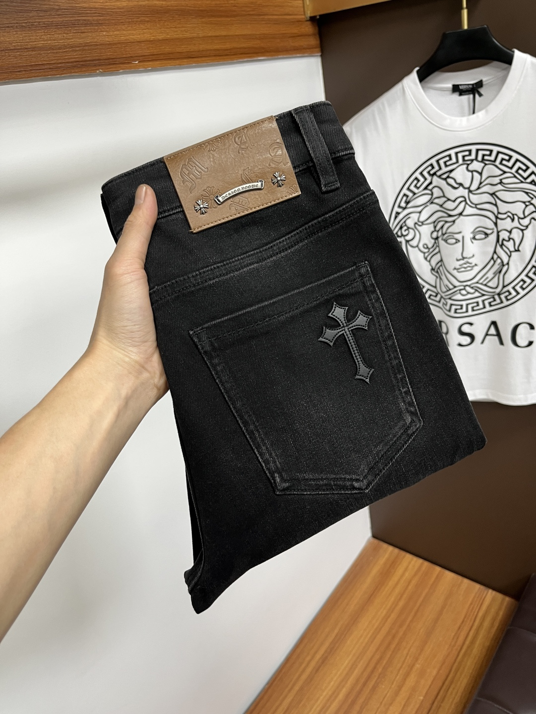 NO:733793,Kroxin's latest jeans in the spring of 2026 are stress-free when entering and leaving the store. Best-selling models in the counter. Taste and value are shared. Very comfortable to wear. Low-key yet luxurious. Very classy to wear. Needless to say the trousers style and cut. The upper body is exquisite and vivid. Real first-class top quality materials. Really palace-level casual pants, using Turkish cotton to produce the most famous denim. Excellent quality. Heavy washing makes the pants very soft. Straight-leg version.  Not picky, the upper body is absolutely stylish. BG35 is extremely luxurious!  Size 29-38,,chrome hearts,jeans,19860909克罗心 2026年春季最新品牛仔裤出入专卖店无压力 专柜热销款 品味与价值共享 身穿着非常舒适 低调不失奢华 穿出去非常有档次,裤型款式和裁剪亦无需多言 上身精致跃然.真正一等一顶级质料 真正殿堂级的休闲裤,选用土耳其的棉花 生产出最有名的单宁布 品质卓然 经过重水洗使得裤子很柔软 直脚的版型 不挑人 上身绝对的有型 BG35 极度奢华！尺码29-38,,chrome hearts,jeans,,Men's clothing