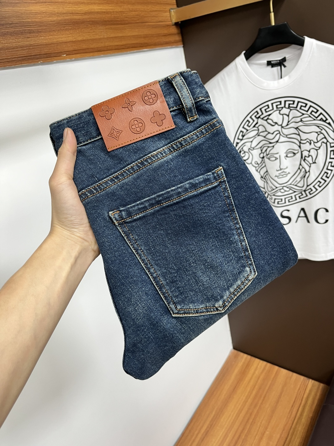 NO:733788,LV’s latest jeans in spring 2026 are stress-free when entering and leaving the store. Best-selling models in the counter. Taste and value are shared. Very comfortable to wear. Low-key yet luxurious. Very classy to wear. Needless to say the trousers style and cut. The upper body is exquisite and vivid. Really first-class and top-quality materials. Really palace-level casual pants, using Turkish cotton. The most famous denim is produced. The quality is outstanding. After heavy washing, the pants are very soft. The straight-leg version is not picky.  The upper body is absolutely stylish. BG35 is extremely luxurious!  Size 29-38,,louis vuitton,jeans,19860909LV 2026年春季最新品牛仔裤出入专卖店无压力 专柜热销款 品味与价值共享 身穿着非常舒适 低调不失奢华 穿出去非常有档次,裤型款式和裁剪亦无需多言 上身精致跃然.真正一等一顶级质料 真正殿堂级的休闲裤,选用土耳其的棉花 生产出最有名的单宁布 品质卓然 经过重水洗使得裤子很柔软 直脚的版型 不挑人 上身绝对的有型 BG35 极度奢华！尺码29-38,,louis vuitton,jeans,,Men's clothing