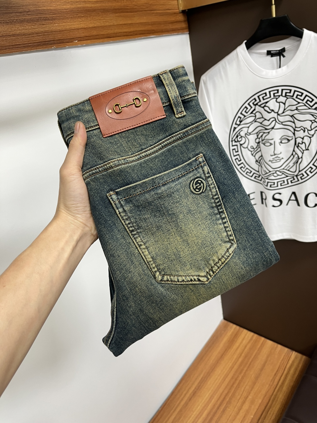 NO:733783,Gucci's latest 2026 spring jeans are stress-free in and out of the store. Best-selling models in the counter. Shared taste and value. Very comfortable to wear. Low-key yet luxurious. Very classy to wear. Needless to say the trousers style and cut. The upper body is exquisite and vivid. Really first-class and top-quality materials. Really palace-level casual pants, using Turkish cotton. The most famous denim is produced. The quality is outstanding. Heavy washing makes the pants very soft. Straight-leg version.  Not picky, the upper body is absolutely stylish. BG35 is extremely luxurious!  Size 29-38,,jeans,19860909古奇 2026年春季最新品牛仔裤出入专卖店无压力 专柜热销款 品味与价值共享 身穿着非常舒适 低调不失奢华 穿出去非常有档次,裤型款式和裁剪亦无需多言 上身精致跃然.真正一等一顶级质料 真正殿堂级的休闲裤,选用土耳其的棉花 生产出最有名的单宁布 品质卓然 经过重水洗使得裤子很柔软 直脚的版型 不挑人 上身绝对的有型 BG35 极度奢华！尺码29-38,,jeans,,Men's clothing