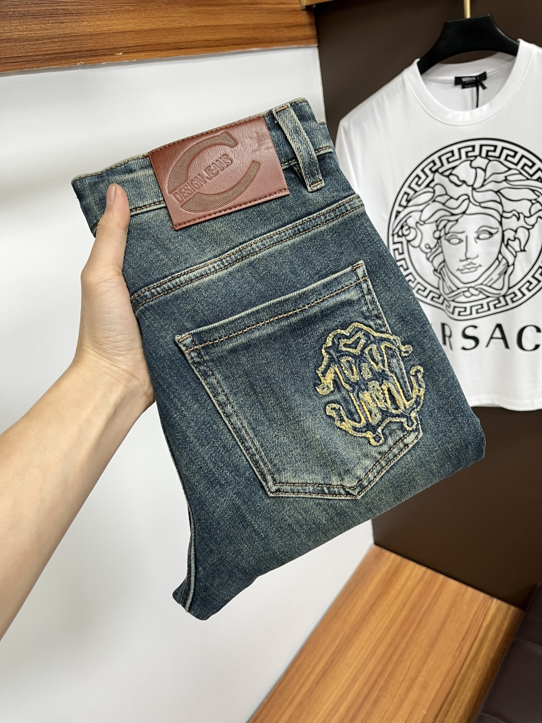 NO:733777,Cavalli's 2026 spring latest jeans are stress-free when entering and leaving the store. Best-selling models in the counter. Taste and value are shared. Very comfortable to wear. Low-key yet luxurious. Very classy to wear. Needless to say the trousers style and cut. The upper body is exquisite and vivid. Real first-class top quality. Really palace-level casual pants, using Turkish cotton to produce the most famous denim. Excellent quality. Heavy washing makes the trousers very soft. Straight-leg version.  Not picky, the upper body is absolutely stylish. BG35 is extremely luxurious!  Size 29-38,,jeans,19860909卡沃利 2026年春季最新品牛仔裤出入专卖店无压力 专柜热销款 品味与价值共享 身穿着非常舒适 低调不失奢华 穿出去非常有档次,裤型款式和裁剪亦无需多言 上身精致跃然.真正一等一顶级质料 真正殿堂级的休闲裤,选用土耳其的棉花 生产出最有名的单宁布 品质卓然 经过重水洗使得裤子很柔软 直脚的版型 不挑人 上身绝对的有型 BG35 极度奢华！尺码29-38,,jeans,,Men's clothing