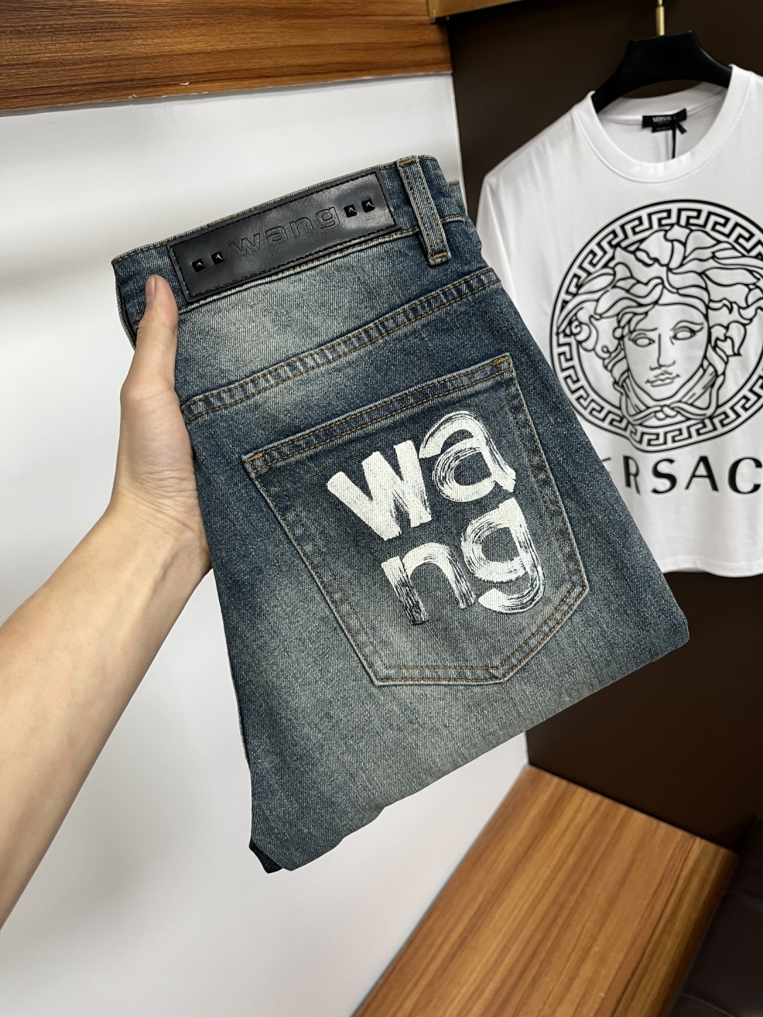 NO:733822,Alexander Wang's 2026 spring latest jeans are stress-free when entering and leaving the store. Best-selling models in the counter. Taste and value are shared. Very comfortable to wear. Low-key yet luxurious. Very classy to wear. Needless to say the trousers style and cut. The upper body is exquisite and vivid. Real first-class top quality. Really palace-level casual pants, using Turkish cotton to produce the most famous denim. Excellent quality. Heavy washing makes the pants very soft. Straight-leg version.  Not picky, the upper body is absolutely stylish. BG35 is extremely luxurious!  Size 29-38,,alexander wang,jeans,19860909亚历山大王 2026年春季最新品牛仔裤出入专卖店无压力 专柜热销款 品味与价值共享 身穿着非常舒适 低调不失奢华 穿出去非常有档次,裤型款式和裁剪亦无需多言 上身精致跃然.真正一等一顶级质料 真正殿堂级的休闲裤,选用土耳其的棉花 生产出最有名的单宁布 品质卓然 经过重水洗使得裤子很柔软 直脚的版型 不挑人 上身绝对的有型 BG35 极度奢华！尺码29-38,,alexander wang,jeans,,Men's clothing