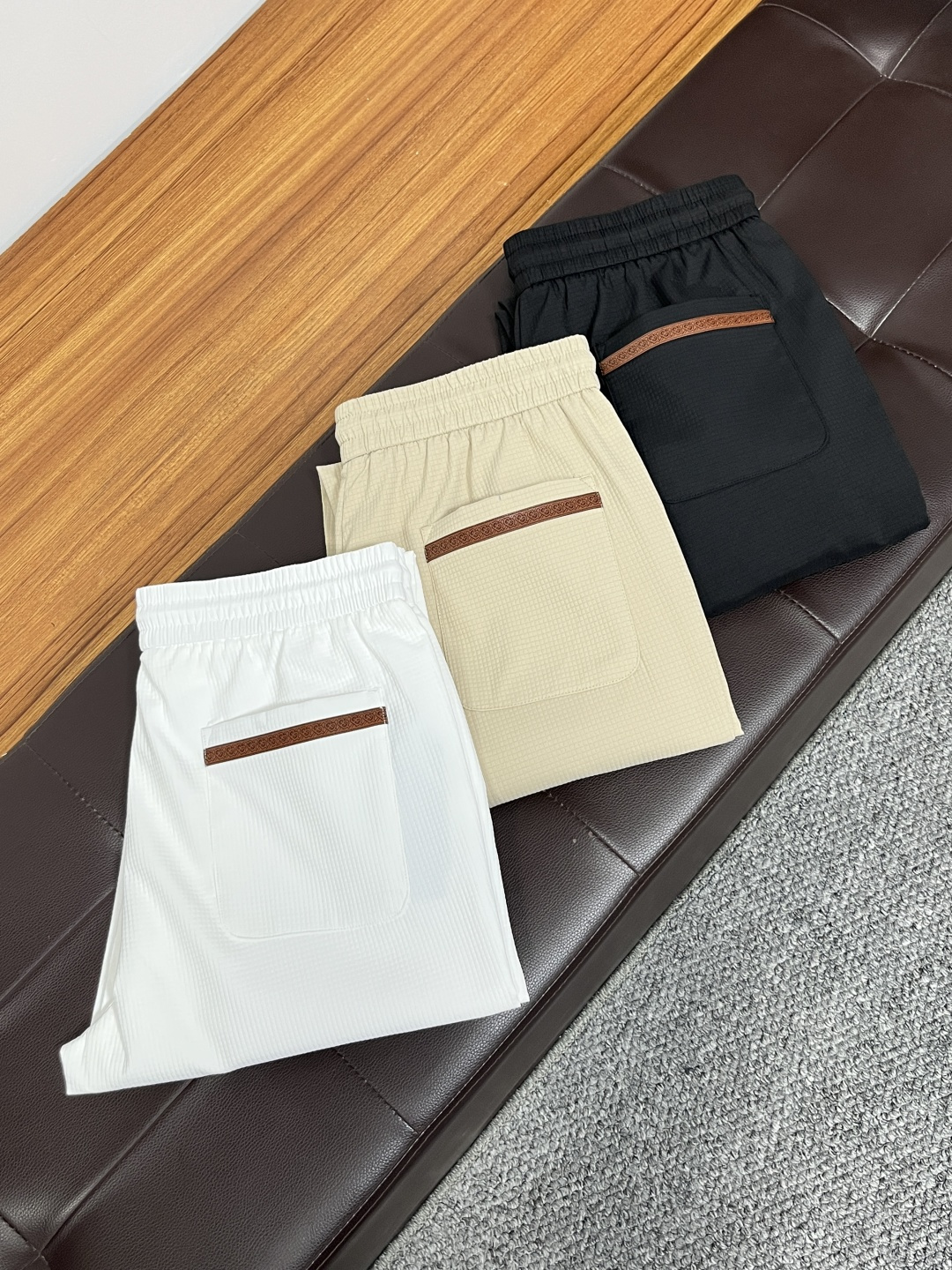 NO:746507,Burberry's 2026 spring new counter products will be launched simultaneously. Original custom-made high-quality fashionable casual pants. Super versatile. Exclusively customized-imported high-end cotton fabric, with a delicate and soft feel, comfortable close-fitting, and a super stylish upper body! The latest hardware accessories from the original customized counter. Super beautiful shape, the upper body shows slender legs, and the lining and wiring are impeccable. It can be attended to any occasion. L40 once again emphasizes that the fabric is very, very high-grade! Code number 29-38,,burberry,19860909巴宝莉 2026年春季专柜新品同步上市.原单订制高品质时尚休闲裤.超级百搭款.独家定制-进口高端绵面料,手感细腻柔软,贴身舒适,上身超有型！原版定制专柜最新五金辅料.超靓版型、上身显腿修长,內里,走线都无可挑剔,任何场合都可出席,L40 再次强调面料非常非常显档次！码数29-38,,burberry,,Men's clothing