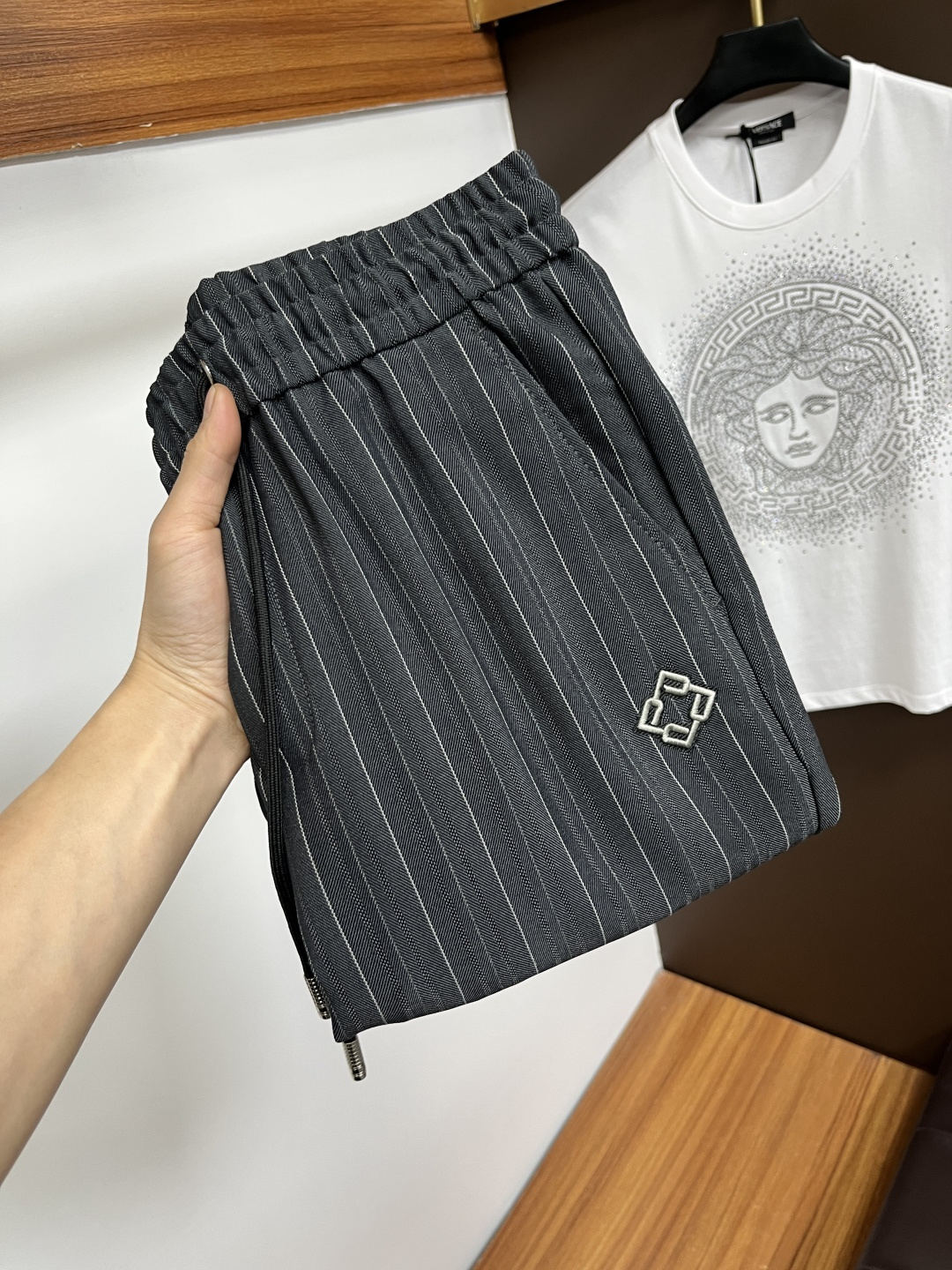 NO:745143,Luo Yiwei's new counter products will be launched simultaneously in the spring of 2026. High-quality fashionable casual pants made from original orders. Super versatile. Exclusively customized - imported high-end cotton fabrics, with a delicate and soft feel, comfortable close-fitting, and a super stylish upper body! The latest hardware accessories from the original customized counter. Super beautiful shape, the upper body shows slender legs, and the lining and wiring are impeccable. It can be attended to any occasion. L40 once again emphasizes that the fabric is very, very high-grade! Code number 29-38,,loewe,19860909罗意威 2026年春季专柜新品同步上市.原单订制高品质时尚休闲裤.超级百搭款.独家定制-进口高端绵面料,手感细腻柔软,贴身舒适,上身超有型！原版定制专柜最新五金辅料.超靓版型、上身显腿修长,內里,走线都无可挑剔,任何场合都可出席,L40 再次强调面料非常非常显档次！码数29-38,,loewe,,Men's clothing