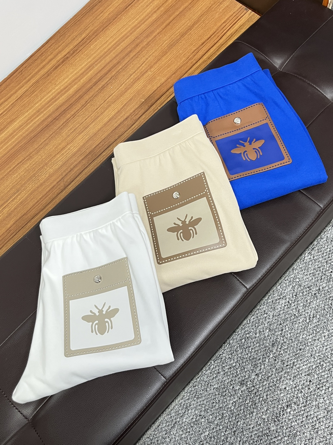 NO:745137,Dior's latest jeans in spring 2026 are stress-free when entering and leaving the store. Best-selling models in the counter. Taste and value are shared. Very comfortable to wear. Low-key yet luxurious. Very classy to wear. Needless to say the trousers style and cut. The upper body is exquisite and vivid. Really first-class and top-quality materials. Really palace-level casual pants, using Turkish cotton to produce the most famous denim. Excellent quality. Heavy washing makes the pants very soft. Straight-leg version.  Not picky, the upper body is absolutely stylish. BG35 is extremely luxurious!  Size 28-38,,dior,jeans,19860909迪奥 2026年春季最新品牛仔裤出入专卖店无压力 专柜热销款 品味与价值共享 身穿着非常舒适 低调不失奢华 穿出去非常有档次,裤型款式和裁剪亦无需多言 上身精致跃然.真正一等一顶级质料 真正殿堂级的休闲裤,选用土耳其的棉花 生产出最有名的单宁布 品质卓然 经过重水洗使得裤子很柔软 直脚的版型 不挑人 上身绝对的有型 BG35 极度奢华！尺码28-38,,dior,jeans,,Men's clothing