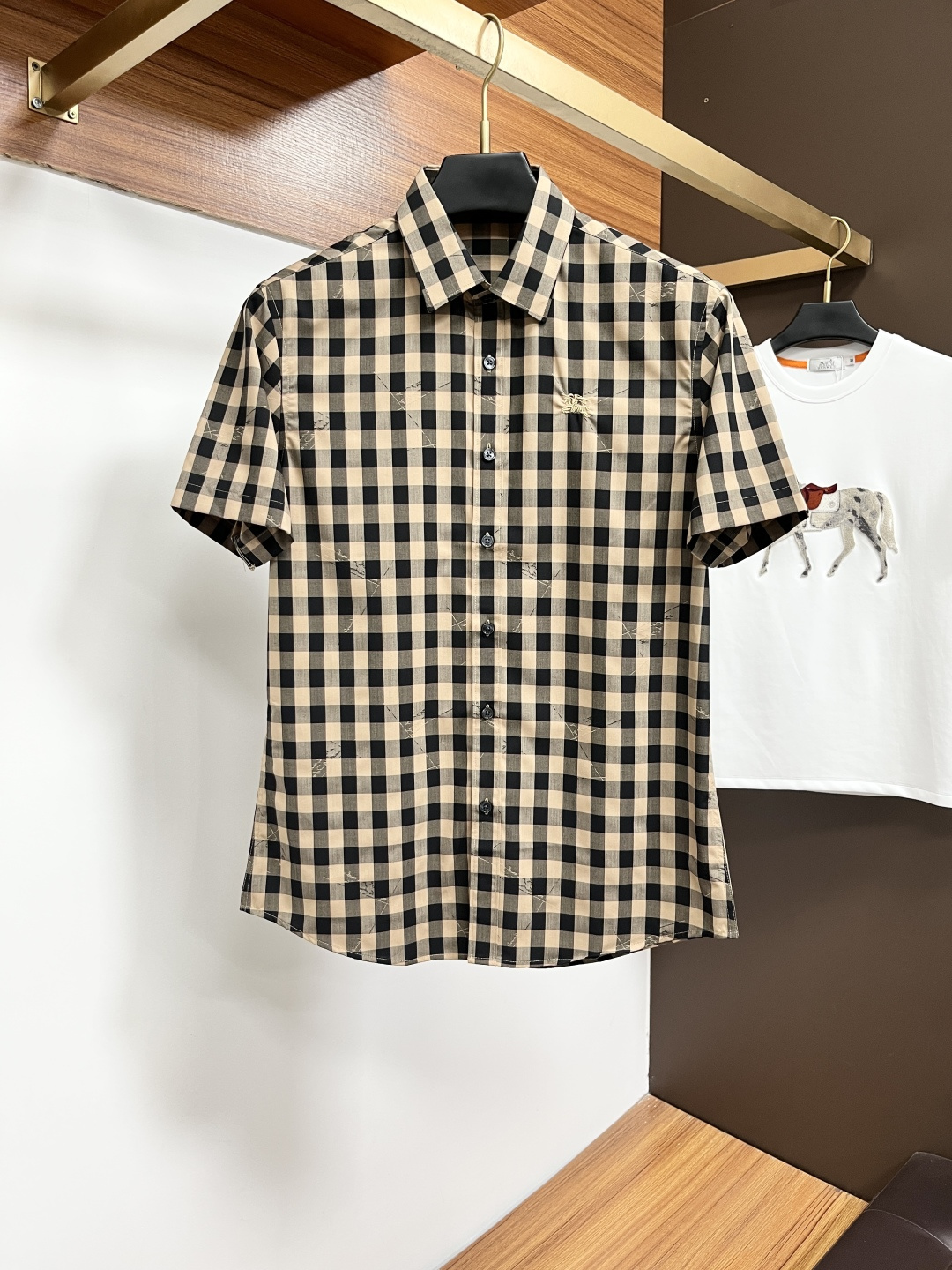 NO:745155,(Higher version) Burberry casual plaid shirt has always been an indispensable item in this season. A good shirt highlights more than just temperament. The counter version has unique details. Burberry shirts are very particular about quality. The classic styles are popular every year!  The details of the workmanship are very good, even a small button has details. It does not hurt the skin or clothes. The classic style is a good choice for outer wear and inner wear. The overall feeling is very elegant!  !  , especially slim, slim and good-looking. If you like it, come and get it~ Size m～3xl,,burberry,shirts,19860909（高版本）巴宝莉休闲格子衬衫 一直以来都是这个季节必不可少的单品 一件好的衬衫凸显的不仅仅是气质, 专柜款 细节做的独一无二 巴宝莉衬衣很讲究品质 经典的款式每年都是爆款！做工的细节很到位,就连一个小扣子都有细节.不伤皮肤不伤衣服.经典的款式,外穿内搭都是很不错的选择,整体感觉非常有气质！！, 特别显瘦 修身好看 喜欢快来入手~ 尺码m～3xl,,burberry,shirts,,Men's clothing