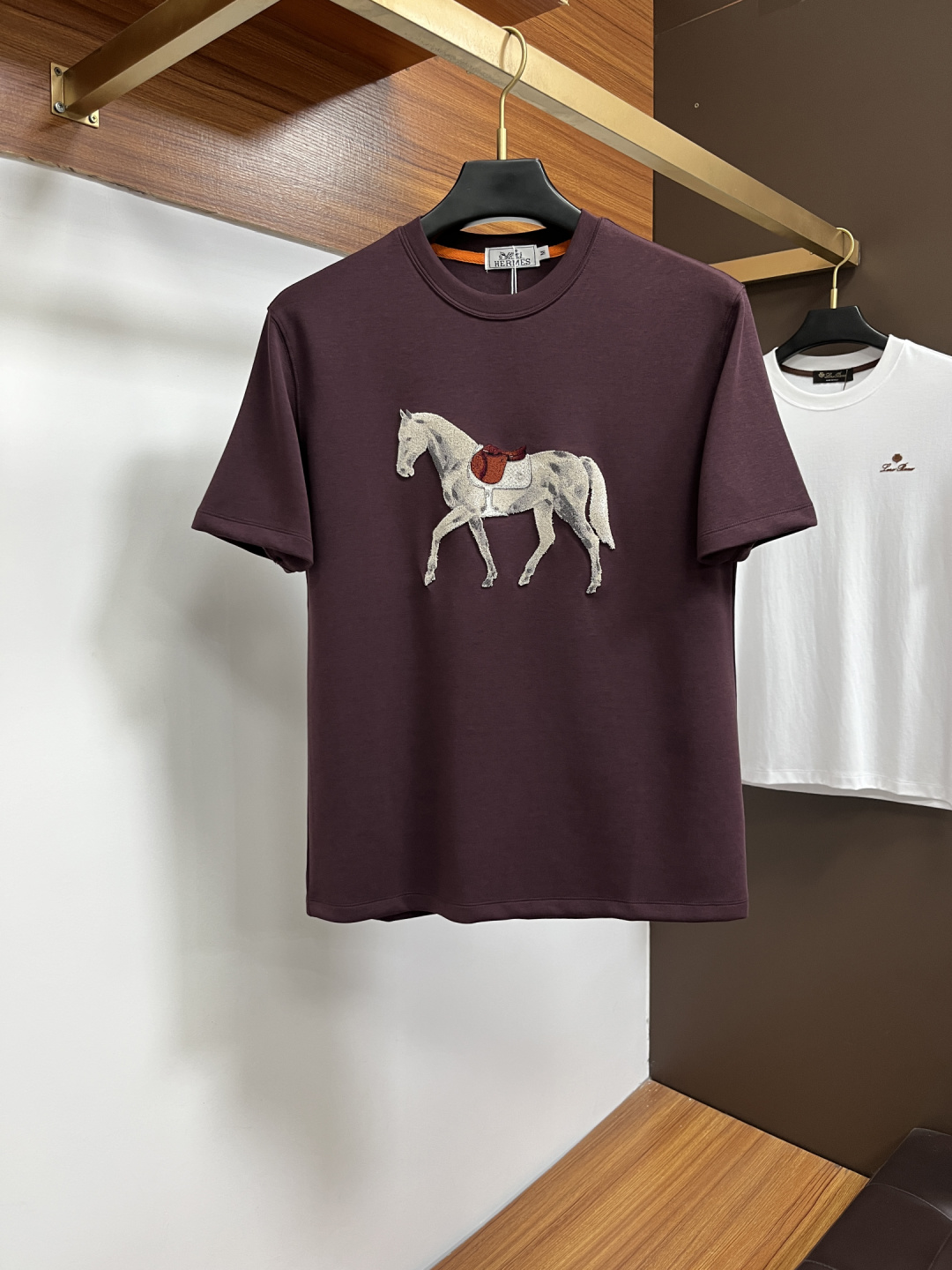 NO:746570,Hermès 2026 spring and summer counter new style, simple short sleeves with logo badge, double yarn pure cotton fabric, diversified matching, catering to the current innovative trend of fashion cutting-edge, collision of retro and modern elements, extreme violent aesthetics. Fashion matching, complete three standards AL SizeM-4XL,, hermes, T-shirt,19860909爱马仕 2026春夏专柜新款,logo徽章简约短袖 双纱纯棉面料 多元化搭配 迎合眼下时尚前沿的创新趋势 复古与现代化元素的碰撞 极端的暴力美学.时尚搭配 三标齐全 AL SizeM-4XL,,hermes,T-shirt,,Men's clothing