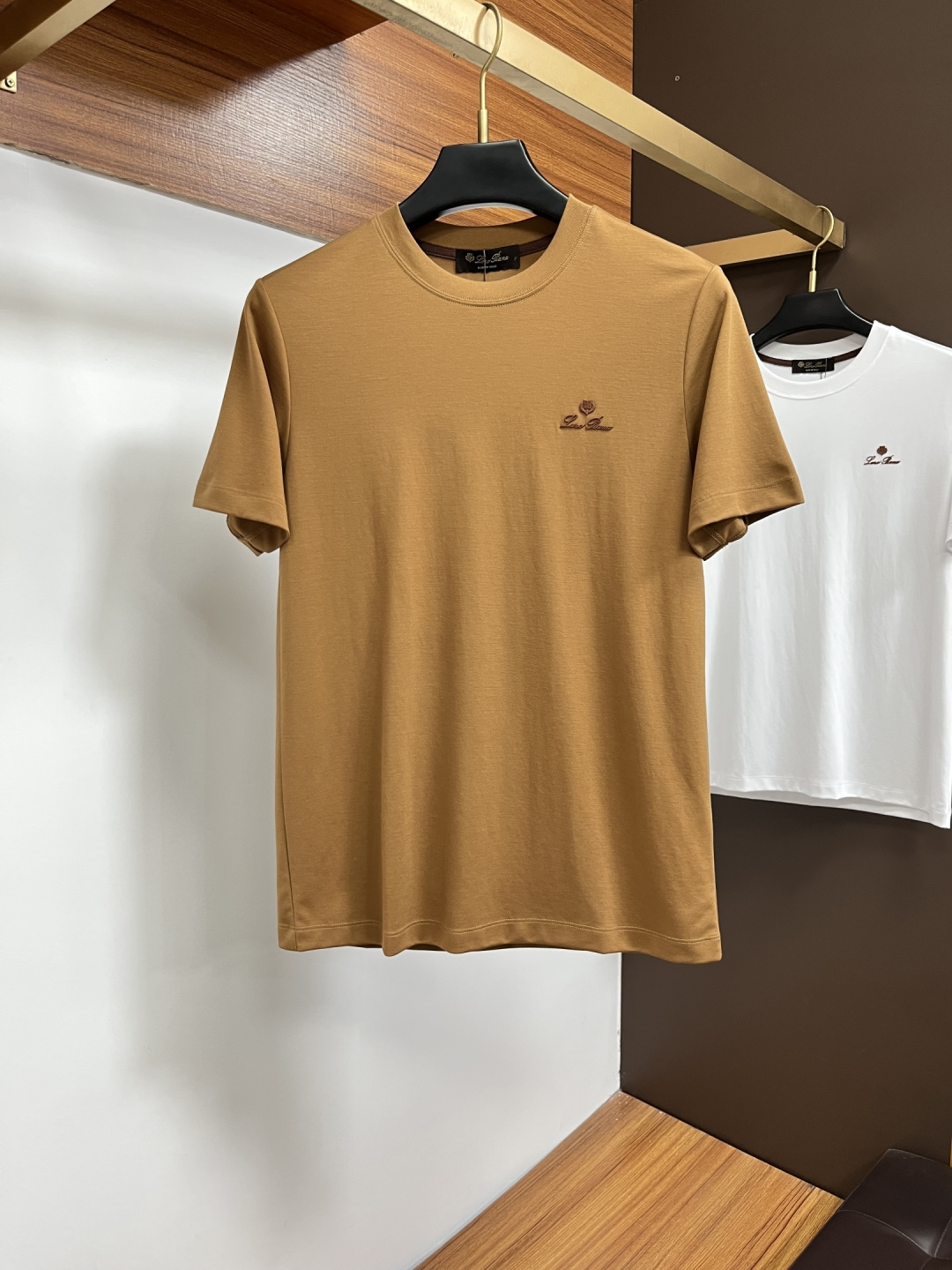 NO:746567,Nuoyou Panya 2026 spring and summer counter new style, simple short sleeves with logo badge, double yarn pure cotton fabric, diversified matching, catering to the current innovative trend of fashion cutting-edge, collision of retro and modern elements, extreme violent aesthetics. Fashion matching, complete three standards AL SizeM-4XL,, T-shirt,19860909诺悠翩雅 2026春夏专柜新款,logo徽章简约短袖 双纱纯棉面料 多元化搭配 迎合眼下时尚前沿的创新趋势 复古与现代化元素的碰撞 极端的暴力美学.时尚搭配 三标齐全 AL SizeM-4XL,,T-shirt,,Men's clothing