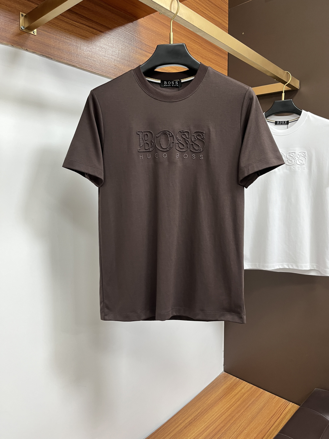 NO:746564,Boss 2026 spring and summer new counter style, simple short-sleeved logo badge, double yarn pure cotton fabric, diversified matching, catering to the current innovative trend of fashion cutting-edge, collision of retro and modern elements, extreme violent aesthetics. Fashion matching, complete three standards AL SizeM-4XL,, T-shirt,19860909Boss 2026春夏专柜新款,logo徽章简约短袖 双纱纯棉面料 多元化搭配 迎合眼下时尚前沿的创新趋势 复古与现代化元素的碰撞 极端的暴力美学.时尚搭配 三标齐全 AL SizeM-4XL,,T-shirt,,Men's clothing