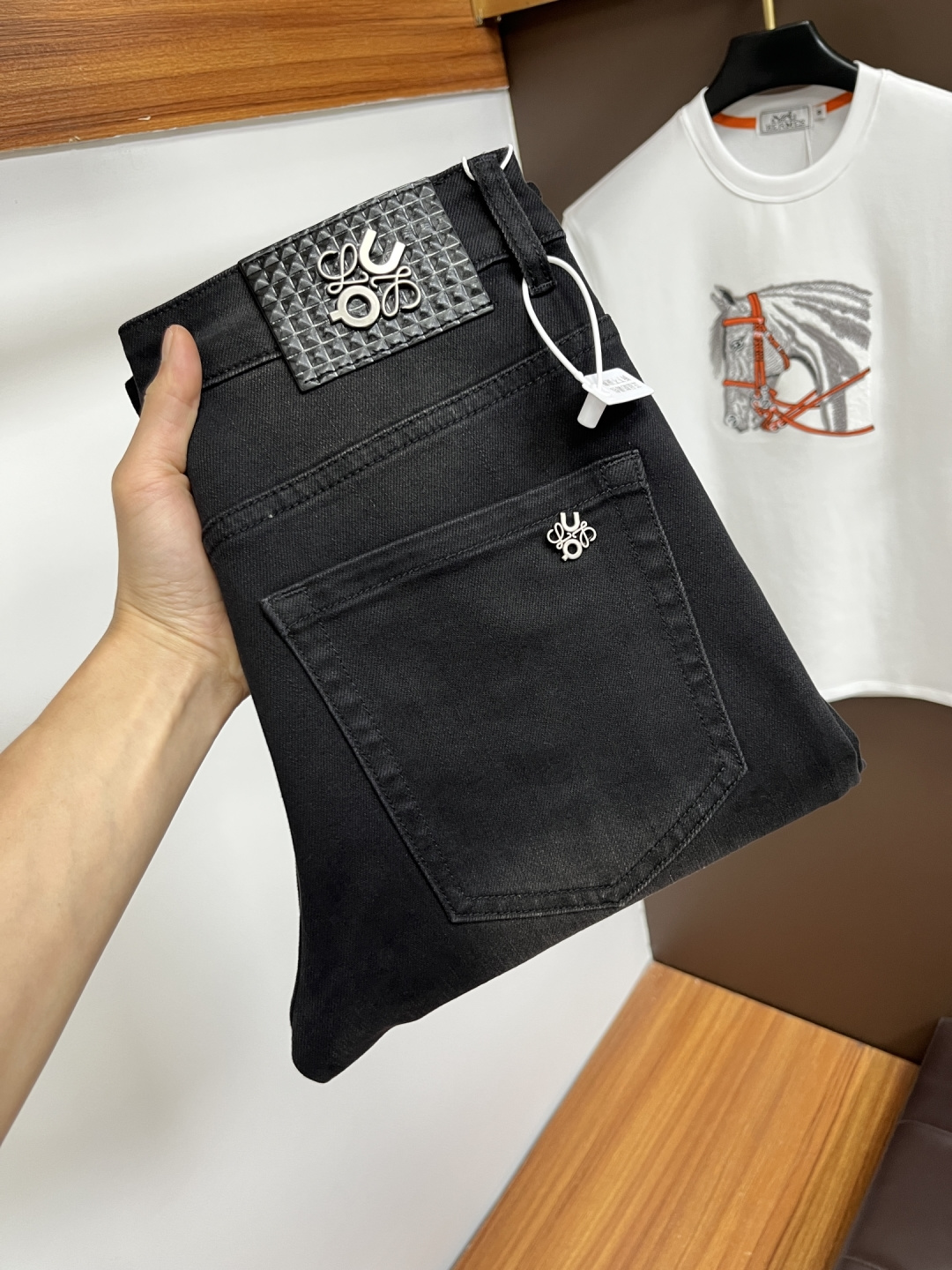 NO:758025,Loewe's latest jeans in spring 2026 are stress-free when entering and leaving the store. Best-selling models in the counter. Taste and value are shared. Very comfortable to wear. Low-key yet luxurious. Very classy to wear. Needless to say the trousers style and cut. The upper body is exquisite and vivid. Really first-class and top-quality materials. Really palace-level casual pants, using Turkish cotton to produce the most famous denim. Excellent quality. Heavy washing makes the pants very soft. Straight-leg version.  Not picky, the upper body is absolutely stylish. BG35 is extremely luxurious!  Size 29-38,,loewe,jeans,19860909罗意威 2026年春季最新品牛仔裤出入专卖店无压力 专柜热销款 品味与价值共享 身穿着非常舒适 低调不失奢华 穿出去非常有档次,裤型款式和裁剪亦无需多言 上身精致跃然.真正一等一顶级质料 真正殿堂级的休闲裤,选用土耳其的棉花 生产出最有名的单宁布 品质卓然 经过重水洗使得裤子很柔软 直脚的版型 不挑人 上身绝对的有型 BG35 极度奢华！尺码29-38,,loewe,jeans,,Men's clothing