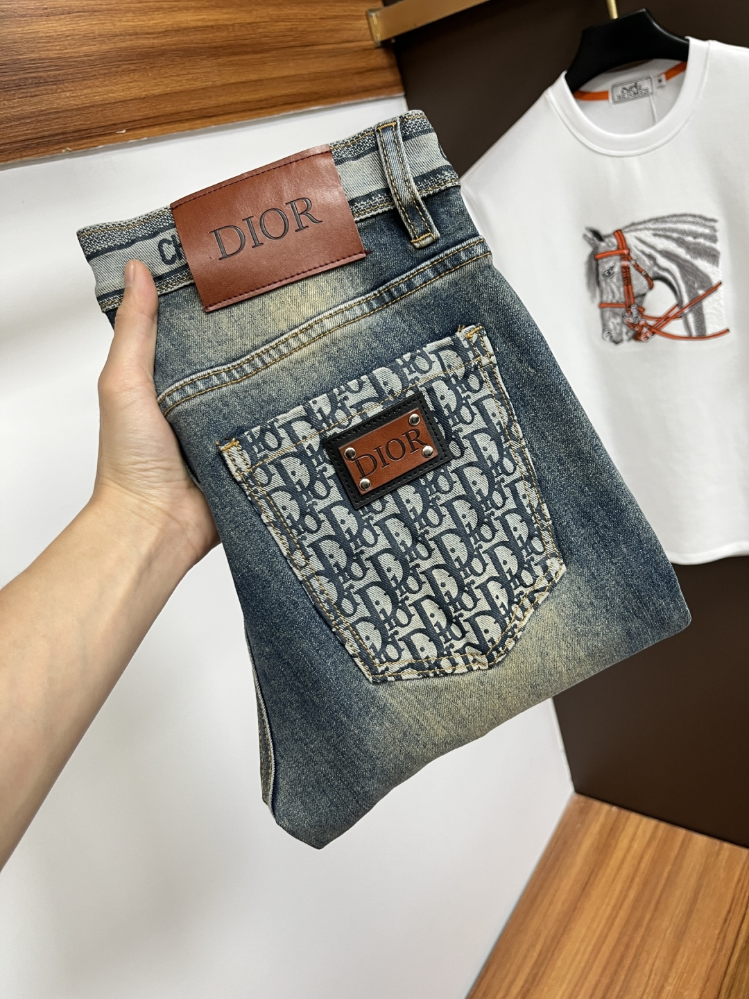 NO:758005,Dior's latest jeans in spring 2026 are stress-free when entering and leaving the store. Best-selling models in the counter. Taste and value are shared. Very comfortable to wear. Low-key yet luxurious. Very classy to wear. Needless to say the trousers style and cut. The upper body is exquisite and vivid. Really first-class and top-quality materials. Really palace-level casual pants, using Turkish cotton to produce the most famous denim. Excellent quality. Heavy washing makes the pants very soft. Straight-leg version.  Not picky, the upper body is absolutely stylish. BG35 is extremely luxurious!  Size 29-38,,dior,jeans,19860909迪奥 2026年春季最新品牛仔裤出入专卖店无压力 专柜热销款 品味与价值共享 身穿着非常舒适 低调不失奢华 穿出去非常有档次,裤型款式和裁剪亦无需多言 上身精致跃然.真正一等一顶级质料 真正殿堂级的休闲裤,选用土耳其的棉花 生产出最有名的单宁布 品质卓然 经过重水洗使得裤子很柔软 直脚的版型 不挑人 上身绝对的有型 BG35 极度奢华！尺码29-38,,dior,jeans,,Men's clothing