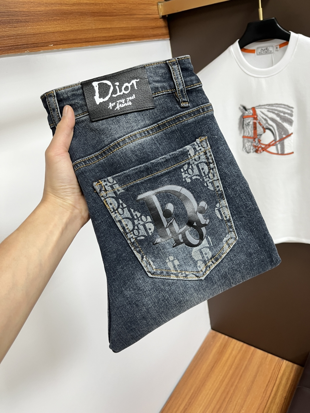 NO:746561,Dior's latest jeans in spring 2026 are stress-free when entering and leaving the store. Best-selling models in the counter. Taste and value are shared. Very comfortable to wear. Low-key yet luxurious. Very classy to wear. Needless to say the trousers style and cut. The upper body is exquisite and vivid. Really first-class and top-quality materials. Really palace-level casual pants, using Turkish cotton to produce the most famous denim. Excellent quality. Heavy washing makes the pants very soft. Straight-leg version.  Not picky, the upper body is absolutely stylish. BG35 is extremely luxurious!  Size 29-38,,dior,jeans,19860909迪奥 2026年春季最新品牛仔裤出入专卖店无压力 专柜热销款 品味与价值共享 身穿着非常舒适 低调不失奢华 穿出去非常有档次,裤型款式和裁剪亦无需多言 上身精致跃然.真正一等一顶级质料 真正殿堂级的休闲裤,选用土耳其的棉花 生产出最有名的单宁布 品质卓然 经过重水洗使得裤子很柔软 直脚的版型 不挑人 上身绝对的有型 BG35 极度奢华！尺码29-38,,dior,jeans,,Men's clothing