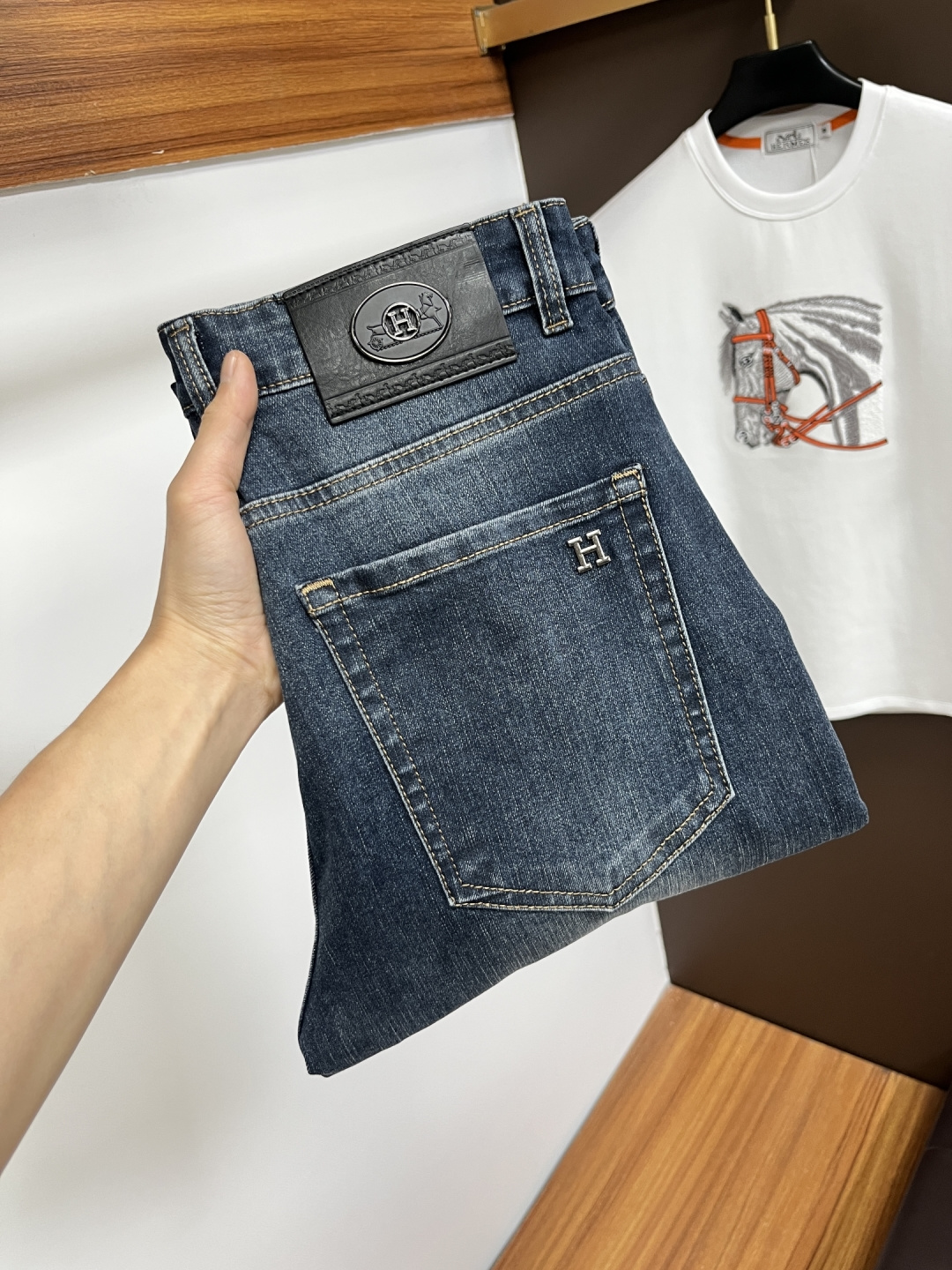 NO:746558,Hermès' latest 2026 spring jeans are stress-free to enter and leave the store. Best-selling models in the counter. Taste and value are shared. Very comfortable to wear. Low-key yet luxurious. Very classy to wear. Needless to say the trousers style and cut. The upper body is exquisite and vivid. Real first-class and top-quality materials. Really palace-level casual pants, using Turkish cotton to produce the most famous denim. Excellent quality. Heavy washing makes the pants very soft. Straight-leg version.  Not picky, the upper body is absolutely stylish. BG35 is extremely luxurious!  Size 29-38,,hermes,jeans,19860909爱马仕 2026年春季最新品牛仔裤出入专卖店无压力 专柜热销款 品味与价值共享 身穿着非常舒适 低调不失奢华 穿出去非常有档次,裤型款式和裁剪亦无需多言 上身精致跃然.真正一等一顶级质料 真正殿堂级的休闲裤,选用土耳其的棉花 生产出最有名的单宁布 品质卓然 经过重水洗使得裤子很柔软 直脚的版型 不挑人 上身绝对的有型 BG35 极度奢华！尺码29-38,,hermes,jeans,,Men's clothing