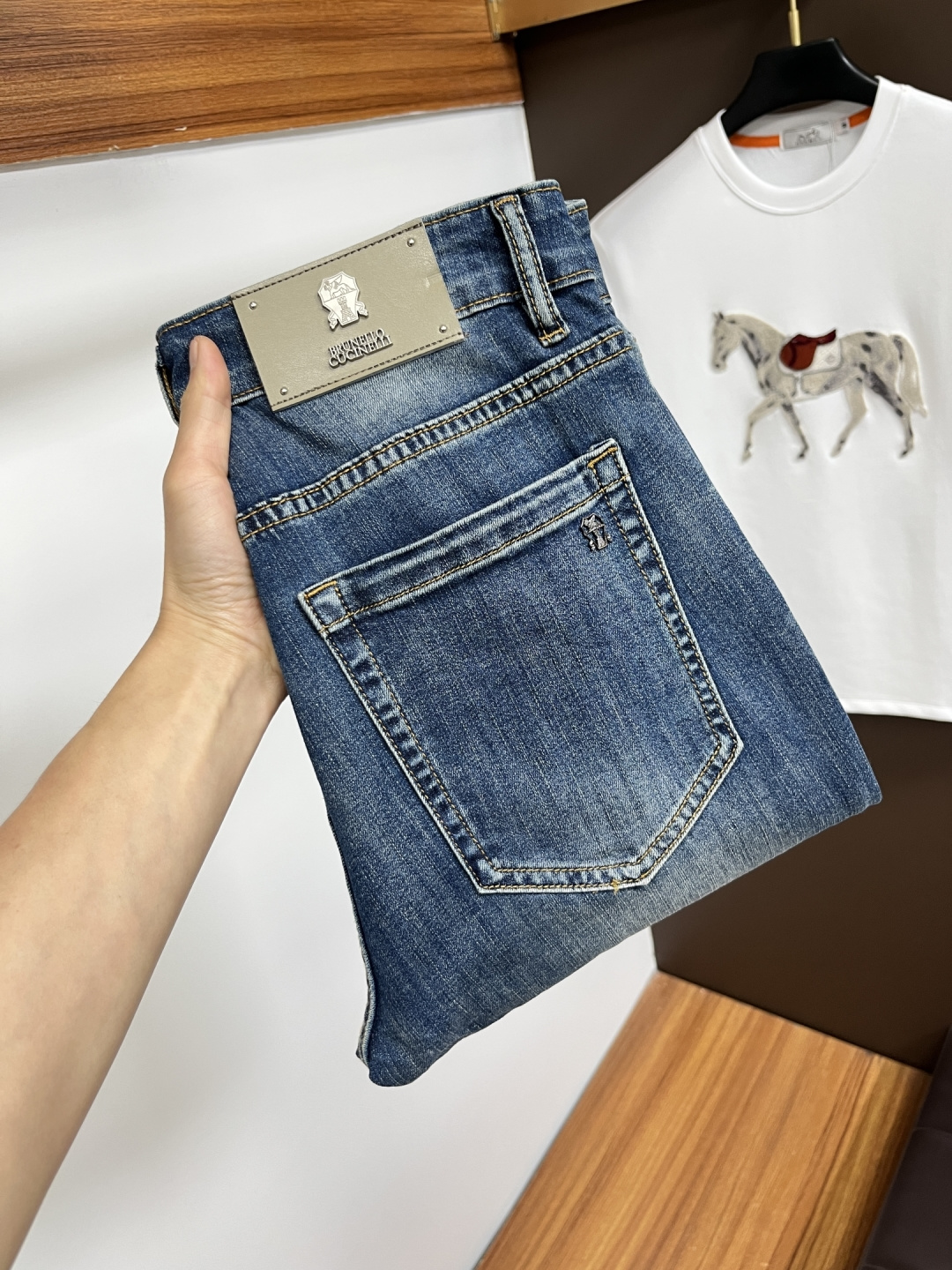 NO:746555,Bruti's 2026 spring latest jeans are stress-free when entering and leaving the store. Best-selling models in the counter. Taste and value are shared. Very comfortable to wear. Low-key yet luxurious. Very classy to wear. Needless to say the trousers style and cut. The upper body is exquisite and vivid. Really first-class and top-quality materials. Really palace-level casual pants, using Turkish cotton to produce the most famous denim. Excellent quality. Heavy washing makes the pants very soft. Straight-leg version.  Not picky, the upper body is absolutely stylish. BG35 is extremely luxurious!  Size 29-38,,jeans,19860909布鲁提 2026年春季最新品牛仔裤出入专卖店无压力 专柜热销款 品味与价值共享 身穿着非常舒适 低调不失奢华 穿出去非常有档次,裤型款式和裁剪亦无需多言 上身精致跃然.真正一等一顶级质料 真正殿堂级的休闲裤,选用土耳其的棉花 生产出最有名的单宁布 品质卓然 经过重水洗使得裤子很柔软 直脚的版型 不挑人 上身绝对的有型 BG35 极度奢华！尺码29-38,,jeans,,Men's clothing