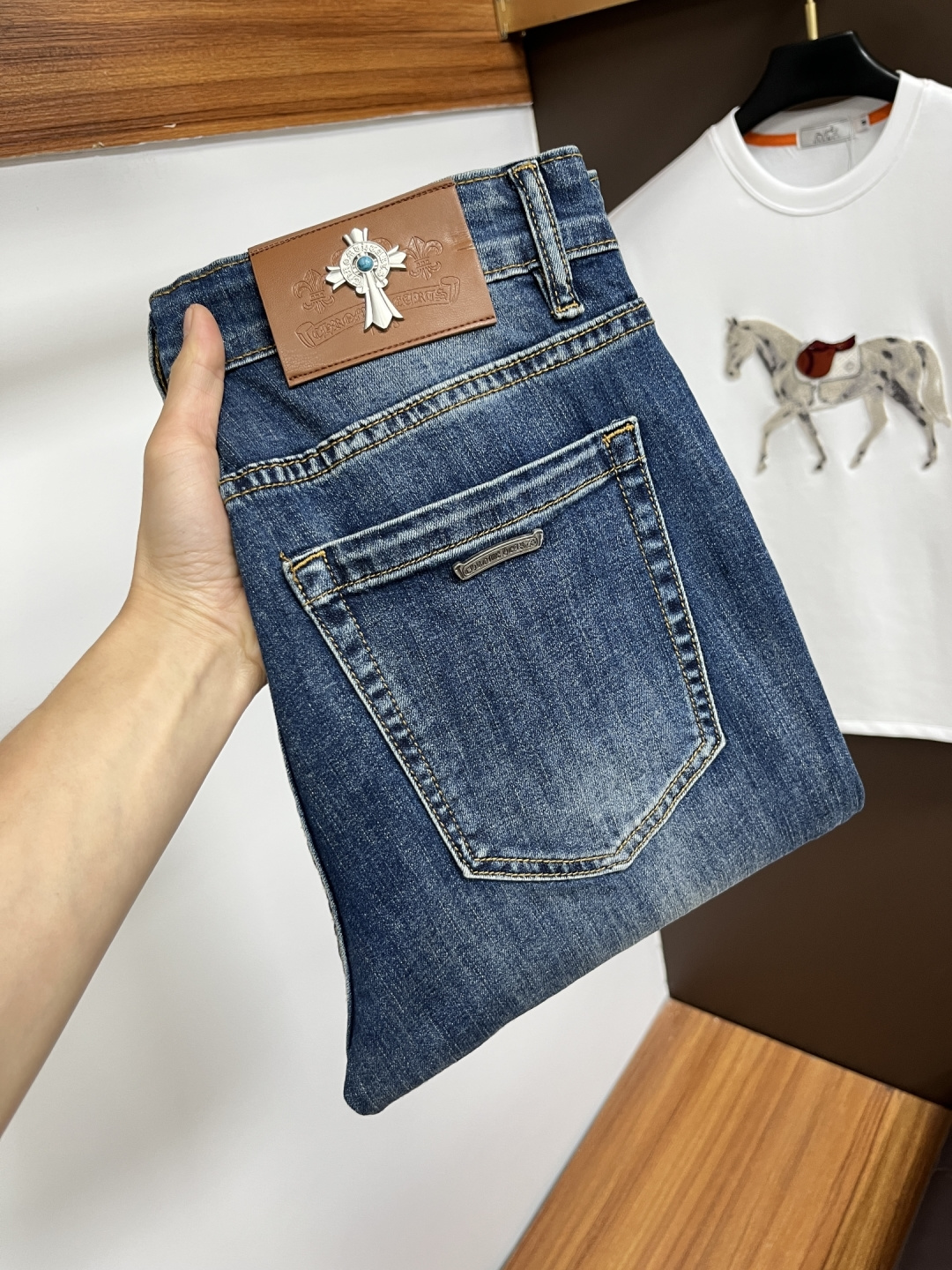 NO:746552,Kroxin's latest jeans in the spring of 2026 are stress-free when entering and leaving the store. Best-selling models in the counter. Taste and value are shared. Very comfortable to wear. Low-key yet luxurious. Very classy to wear. Needless to say the trousers style and cut. The upper body is exquisite and vivid. Really first-class and top-quality materials. Really palace-level casual pants, using Turkish cotton to produce the most famous denim. Excellent quality. After heavy washing, the pants are very soft. Straight-leg version.  Not picky, the upper body is absolutely stylish. BG35 is extremely luxurious!  Size 29-38,,chrome hearts,jeans,19860909克罗心 2026年春季最新品牛仔裤出入专卖店无压力 专柜热销款 品味与价值共享 身穿着非常舒适 低调不失奢华 穿出去非常有档次,裤型款式和裁剪亦无需多言 上身精致跃然.真正一等一顶级质料 真正殿堂级的休闲裤,选用土耳其的棉花 生产出最有名的单宁布 品质卓然 经过重水洗使得裤子很柔软 直脚的版型 不挑人 上身绝对的有型 BG35 极度奢华！尺码29-38,,chrome hearts,jeans,,Men's clothing