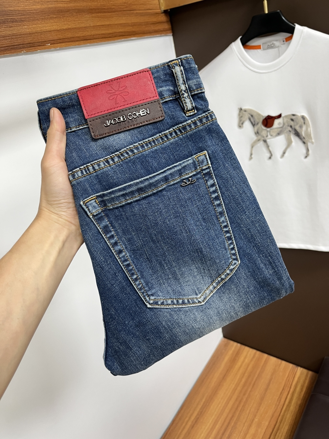 NO:746549,JC's latest 2026 spring jeans are stress-free in and out of specialty stores. Best-selling models in the counter. Shared taste and value. Very comfortable to wear. Low-key yet luxurious. Very classy to wear. Needless to say the trousers style and cut. The upper body is exquisite and vivid. Real first-class top quality materials. Truly palace-level casual pants, using Turkish cotton. The most famous denim fabric is produced. The quality is outstanding. After heavy washing, the pants are very soft. The straight-leg version is not picky.  The upper body is absolutely stylish. BG35 is extremely luxurious!  Size 29-38,,jeans,19860909JC 2026年春季最新品牛仔裤出入专卖店无压力 专柜热销款 品味与价值共享 身穿着非常舒适 低调不失奢华 穿出去非常有档次,裤型款式和裁剪亦无需多言 上身精致跃然.真正一等一顶级质料 真正殿堂级的休闲裤,选用土耳其的棉花 生产出最有名的单宁布 品质卓然 经过重水洗使得裤子很柔软 直脚的版型 不挑人 上身绝对的有型 BG35 极度奢华！尺码29-38,,jeans,,Men's clothing