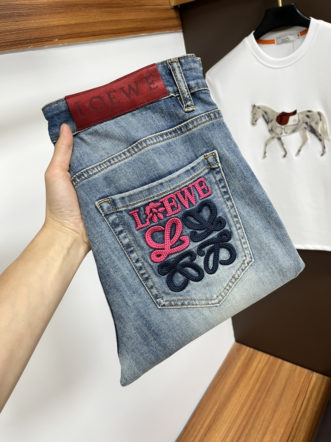 NO:746546,Loewe's latest jeans in spring 2026 are stress-free when entering and leaving the store. Best-selling models in the counter. Taste and value are shared. Very comfortable to wear. Low-key yet luxurious. Very classy to wear. Needless to say the trousers style and cut. The upper body is exquisite and vivid. Really first-class and top-quality materials. Really palace-level casual pants, using Turkish cotton to produce the most famous denim. Excellent quality. Heavy washing makes the pants very soft. Straight-leg version.  Not picky, the upper body is absolutely stylish. BG35 is extremely luxurious!  Size 29-38,,loewe,jeans,19860909罗意威 2026年春季最新品牛仔裤出入专卖店无压力 专柜热销款 品味与价值共享 身穿着非常舒适 低调不失奢华 穿出去非常有档次,裤型款式和裁剪亦无需多言 上身精致跃然.真正一等一顶级质料 真正殿堂级的休闲裤,选用土耳其的棉花 生产出最有名的单宁布 品质卓然 经过重水洗使得裤子很柔软 直脚的版型 不挑人 上身绝对的有型 BG35 极度奢华！尺码29-38,,loewe,jeans,,Men's clothing