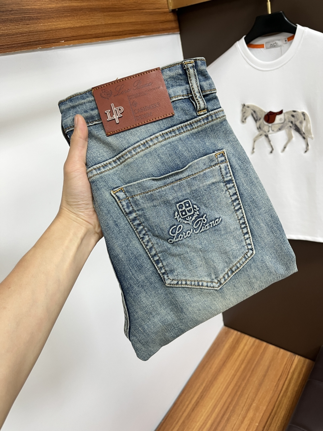 NO:746543,Nuoyou Panya's latest jeans in spring 2026 are stress-free when entering and leaving the store. Best-selling models in the counter. Taste and value are shared. Very comfortable to wear. Low-key yet luxurious. Very classy to wear. Needless to say the trousers style and cut. The upper body is exquisite and vivid. Real first-class top quality materials. Really palace-level casual pants, using Turkish cotton. The most famous denim is produced. The quality is outstanding. Heavy washing makes the pants very soft. Straight-leg version.  Not picky, the upper body is absolutely stylish. BG35 is extremely luxurious!  Size 29-38,,jeans,19860909诺悠翩雅 2026年春季最新品牛仔裤出入专卖店无压力 专柜热销款 品味与价值共享 身穿着非常舒适 低调不失奢华 穿出去非常有档次,裤型款式和裁剪亦无需多言 上身精致跃然.真正一等一顶级质料 真正殿堂级的休闲裤,选用土耳其的棉花 生产出最有名的单宁布 品质卓然 经过重水洗使得裤子很柔软 直脚的版型 不挑人 上身绝对的有型 BG35 极度奢华！尺码29-38,,jeans,,Men's clothing