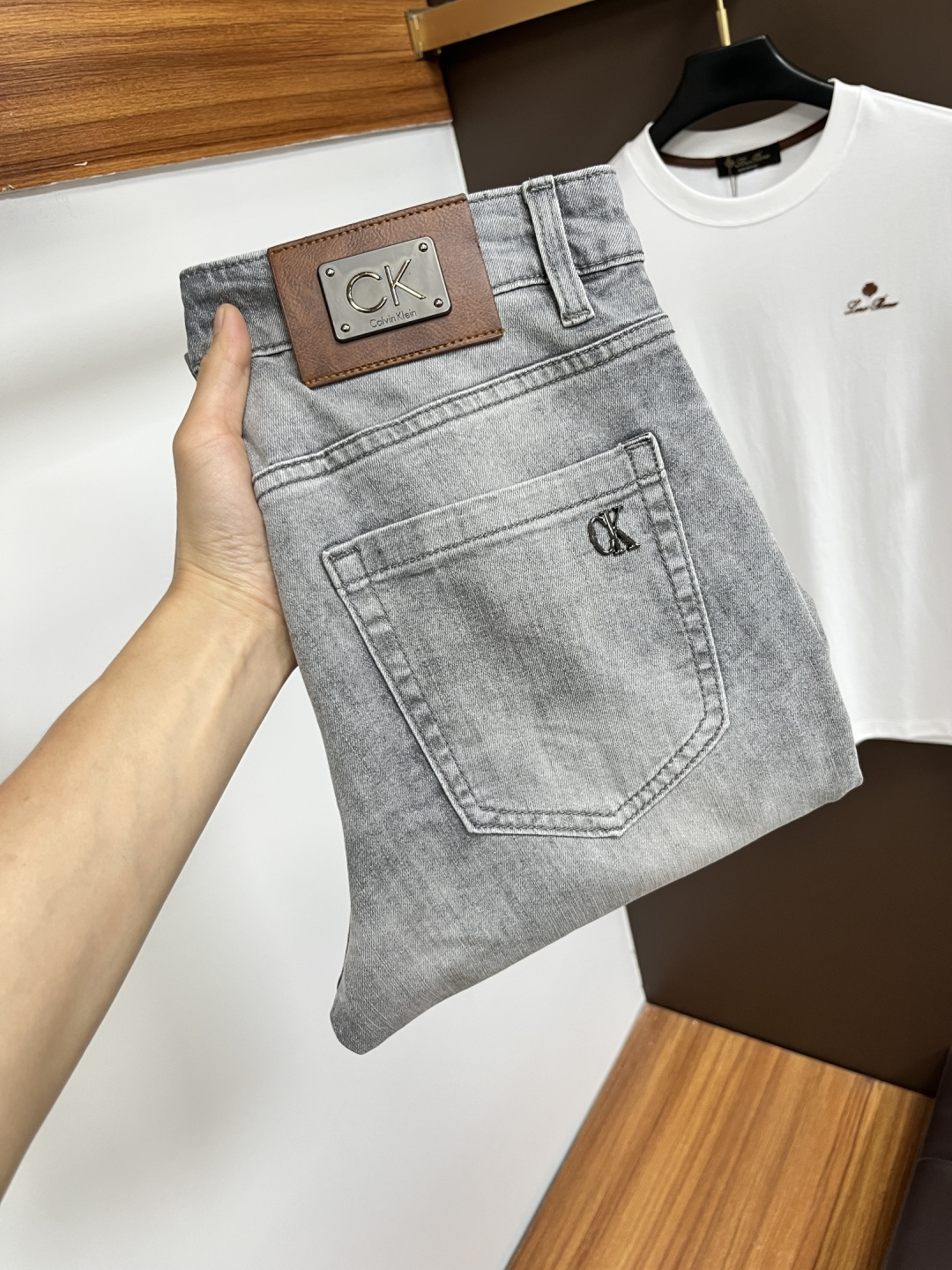 NO:746569,CK's 2026 spring latest jeans are stress-free when entering and exiting specialty stores. Best-selling models in the counter. Shared taste and value. Very comfortable to wear. Low-key yet luxurious. Very classy to wear. Needless to say the trousers style and cut. The upper body is exquisite and vivid. Really first-class and top-quality materials. Truly palace-level casual pants, using Turkish cotton. The most famous denim is produced. The quality is outstanding. After heavy washing, the pants are very soft. The straight-leg version is not picky.  The upper body is absolutely stylish. BG35 is extremely luxurious!  Size 29-38,,jeans,19860909CK 2026年春季最新品牛仔裤出入专卖店无压力 专柜热销款 品味与价值共享 身穿着非常舒适 低调不失奢华 穿出去非常有档次,裤型款式和裁剪亦无需多言 上身精致跃然.真正一等一顶级质料 真正殿堂级的休闲裤,选用土耳其的棉花 生产出最有名的单宁布 品质卓然 经过重水洗使得裤子很柔软 直脚的版型 不挑人 上身绝对的有型 BG35 极度奢华！尺码29-38,,jeans,,Men's clothing