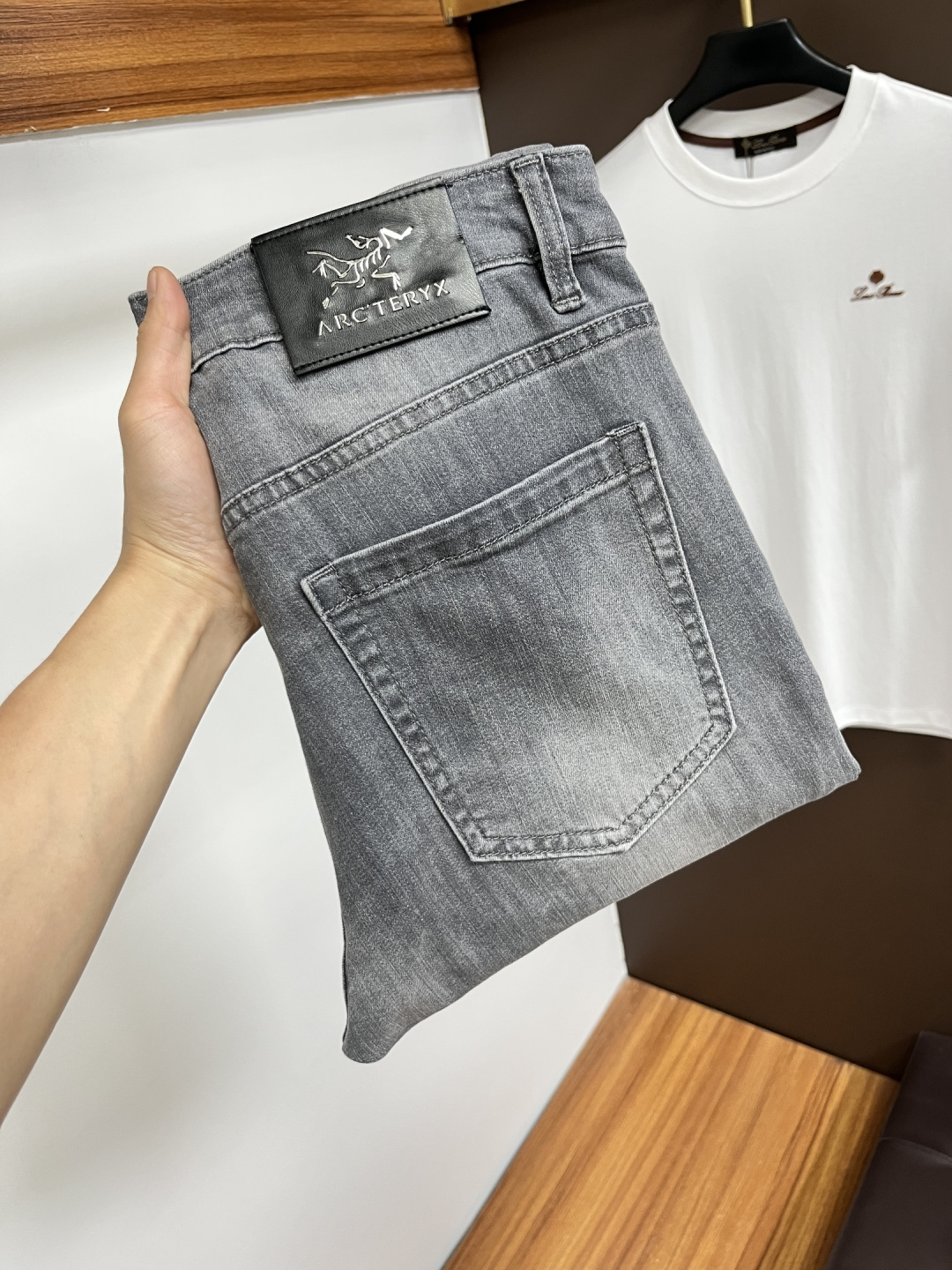 NO:746566,Arc'teryx's latest 2026 spring jeans are stress-free in the store. Best-selling models in the counter. Taste and value are shared. Very comfortable to wear. Low-key yet luxurious. Very classy to wear. Needless to say the trousers style and cut. The upper body is exquisite and vivid. Really first-class and top-quality materials. Really palace-level casual pants, using Turkish cotton to produce the most famous denim. Excellent quality. Heavy washing makes the pants very soft. Straight-leg version.  Not picky, the upper body is absolutely stylish. BG35 is extremely luxurious!  Size 29-38,arc'teryx,jeans,19860909始祖鸟 2026年春季最新品牛仔裤出入专卖店无压力 专柜热销款 品味与价值共享 身穿着非常舒适 低调不失奢华 穿出去非常有档次,裤型款式和裁剪亦无需多言 上身精致跃然.真正一等一顶级质料 真正殿堂级的休闲裤,选用土耳其的棉花 生产出最有名的单宁布 品质卓然 经过重水洗使得裤子很柔软 直脚的版型 不挑人 上身绝对的有型 BG35 极度奢华！尺码29-38,arc'teryx,jeans,,Men's clothing