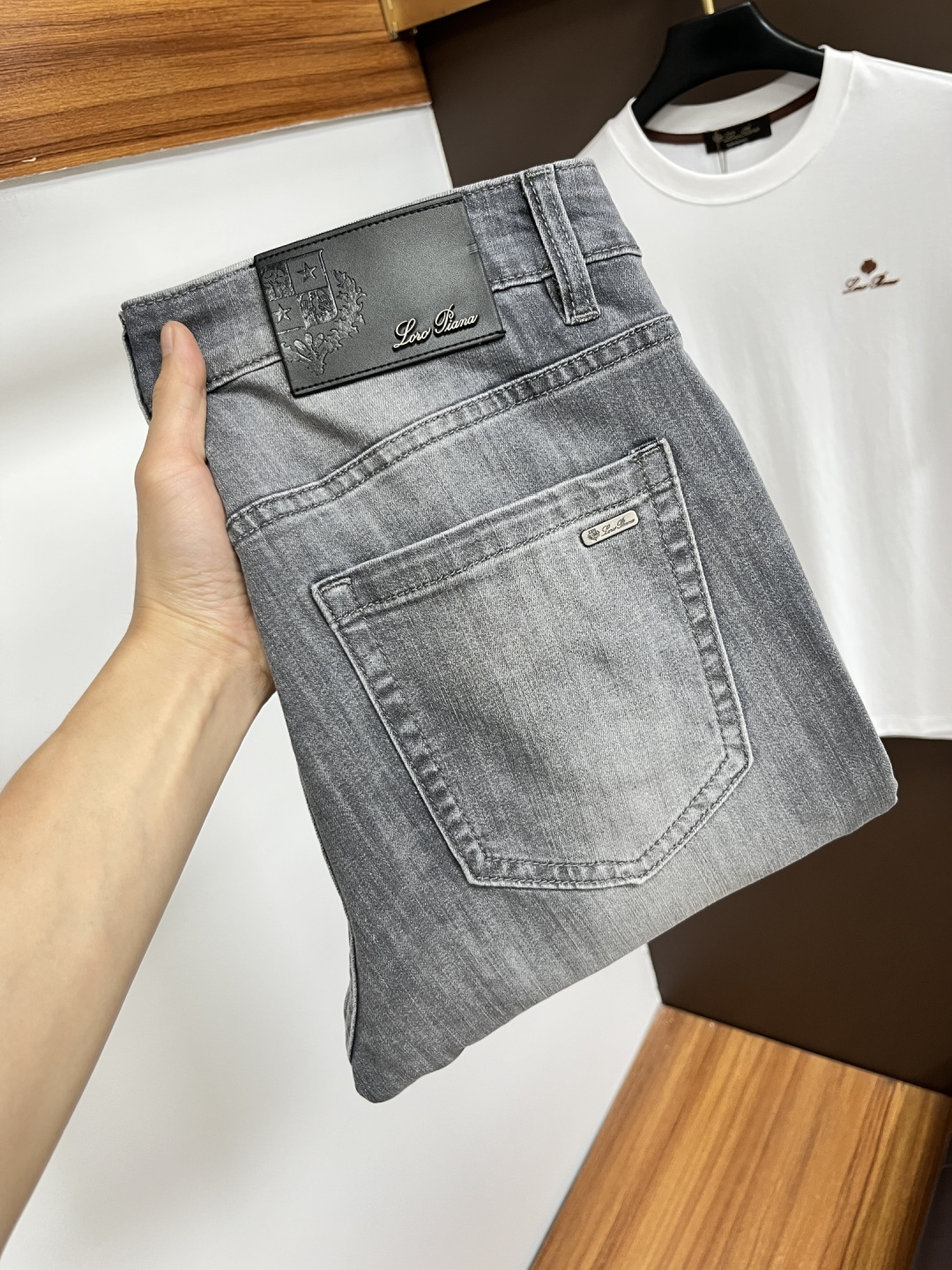 NO:758046,Nuoyou Panya's latest jeans in spring 2026 are stress-free when entering and leaving the store. Best-selling models in the counter. Taste and value are shared. Very comfortable to wear. Low-key yet luxurious. Very classy to wear. Needless to say the trousers style and cut. The upper body is exquisite and vivid. Real first-class top quality materials. Really palace-level casual pants, using Turkish cotton. The most famous denim is produced. The quality is outstanding. Heavy washing makes the pants very soft. Straight-leg version.  Not picky, the upper body is absolutely stylish. BG35 is extremely luxurious!  Size 29-38,,jeans,19860909诺悠翩雅 2026年春季最新品牛仔裤出入专卖店无压力 专柜热销款 品味与价值共享 身穿着非常舒适 低调不失奢华 穿出去非常有档次,裤型款式和裁剪亦无需多言 上身精致跃然.真正一等一顶级质料 真正殿堂级的休闲裤,选用土耳其的棉花 生产出最有名的单宁布 品质卓然 经过重水洗使得裤子很柔软 直脚的版型 不挑人 上身绝对的有型 BG35 极度奢华！尺码29-38,,jeans,,Men's clothing