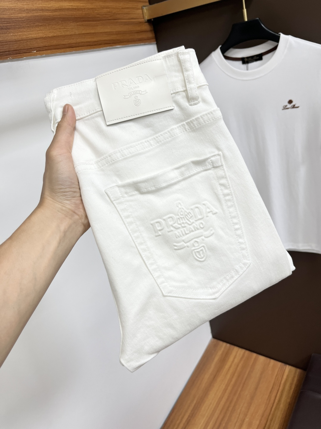 NO:758039,Prada's latest jeans in spring 2026 are stress-free when entering and leaving the store. Best-selling models in the counter. Taste and value are shared. Very comfortable to wear. Low-key yet luxurious. Very classy to wear. Needless to say the trousers style and cut. The upper body is exquisite and vivid. Really first-class and top-quality materials. Really palace-level casual pants, using Turkish cotton. The most famous denim is produced. The quality is outstanding. Heavy washing makes the pants very soft. Straight-leg version.  Not picky, the upper body is absolutely stylish. BG35 is extremely luxurious!  Size 29-38,,prada,jeans,19860909普拉达 2026年春季最新品牛仔裤出入专卖店无压力 专柜热销款 品味与价值共享 身穿着非常舒适 低调不失奢华 穿出去非常有档次,裤型款式和裁剪亦无需多言 上身精致跃然.真正一等一顶级质料 真正殿堂级的休闲裤,选用土耳其的棉花 生产出最有名的单宁布 品质卓然 经过重水洗使得裤子很柔软 直脚的版型 不挑人 上身绝对的有型 BG35 极度奢华！尺码29-38,,prada,jeans,,Men's clothing