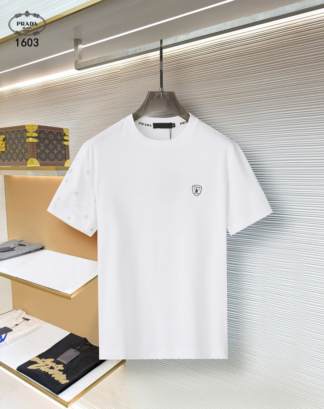 NO:746528,Prada exclusively provides autumn new fashion casual round neck short sleeves, high-density pure cotton fabrics, advanced dense needle embroidery, high-end European original single T-shirts, trendy fashion casual half-sleeves, high breathability and comfort, impeccable details, brand element design concept, reflecting high quality. ZJ presents casual tailoring, and the upper body shape is awesome!  Size M-4XL,,prada,T-shirt,tees,t-shirt,19860909普拉达 独家专供秋季新款时尚休闲圆领短袖,高密度纯棉面料,高级密针刺绣、高端欧版原单T恤,潮流时尚休闲半袖 透气舒适度高,细节无可挑剔,品牌元素设计理念,体现高品质.ZJ呈现休闲裁剪,上身版型超赞！码数M-4XL,,prada,T-shirt,tees，t-shirt,,Men's clothing