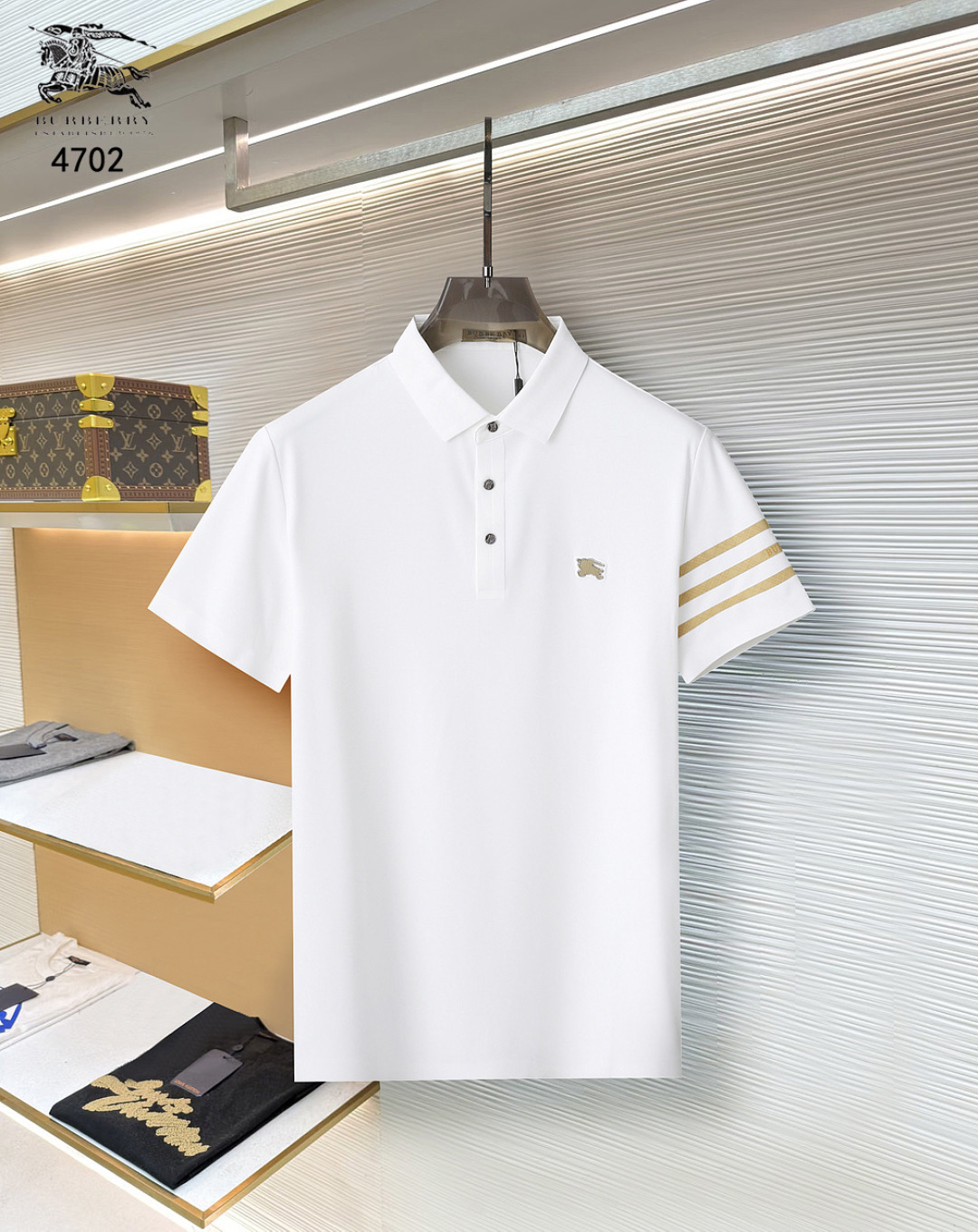 NO:746532,Burberry  The classic Polo collar design for spring and summer 2026, with simple single-breasted buttons, neat and smooth lines, cleverly modifying the neck line, showing an elegant gentleman's style. The exquisite brand logo on the left chest uses a seamless gluing process, which is delicate and smooth, showing a luxurious texture in a low-key manner, showing the brand's ingenuity and pursuit of quality in every detail. Selected high-quality fabrics, soft and smooth to the touch  It is smooth, has good breathability, and is comfortable to wear. Whether it is worn with casual trousers to attend business occasions to show professionalism; or combined with jeans to create a daily look to create a relaxed and comfortable atmosphere, it can be perfectly adapted. ZJ helps you interpret various styles with a calm attitude and show your unique taste. Sizes M-4XL, burberry, jeans,19860909巴宝莉 2026春夏经典的Polo领设计,搭配简洁的单排扣,线条利落流畅,巧妙修饰颈部线条,彰显优雅绅士格调.左胸处精致的品牌标识,采用无痕压胶工艺,细腻而平整,低调间流露奢华质感,于细微之处展现品牌匠心与品质追求.精选优质面料,触感柔软顺滑,透气性佳,穿着舒适自在.无论是搭配休闲西裤出席商务场合,展现专业干练；还是与牛仔裤组合打造日常造型,营造轻松惬意氛围,它都能完美适配,ZJ助你以从容姿态诠释多样风格,尽显独特品味.尺码M-4XL,,burberry,jeans,,Men's clothing