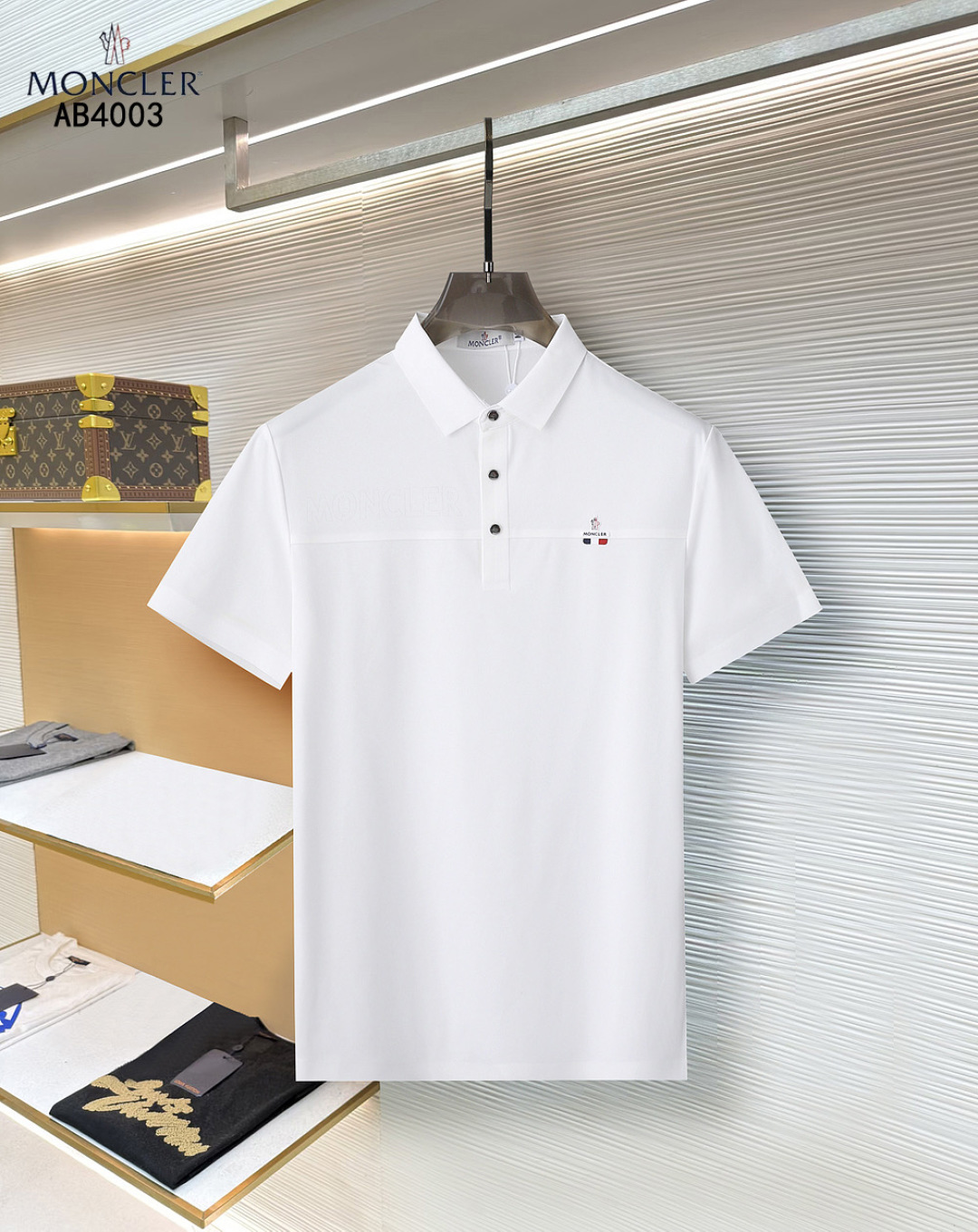 NO:746534,Mouth covering  The classic Polo collar design for spring and summer 2026, with simple single-breasted buttons, neat and smooth lines, cleverly modifying the neck line, showing an elegant gentleman's style. The exquisite brand logo on the left chest uses a seamless gluing process, which is delicate and smooth, revealing a luxurious texture in a low-key manner, showing the brand's ingenuity and pursuit of quality in every detail. Selected high-quality fabrics, soft to the touch  It is smooth, breathable and comfortable to wear. Whether it is worn with casual trousers to attend business occasions to show professionalism or combined with jeans to create a daily look to create a relaxed and comfortable atmosphere, it can be perfectly adapted. ZJ helps you interpret various styles with ease and show your unique taste. Sizes M-4XL, Moncler, jeans,19860909蒙口 2026春夏经典的Polo领设计,搭配简洁的单排扣,线条利落流畅,巧妙修饰颈部线条,彰显优雅绅士格调.左胸处精致的品牌标识,采用无痕压胶工艺,细腻而平整,低调间流露奢华质感,于细微之处展现品牌匠心与品质追求.精选优质面料,触感柔软顺滑,透气性佳,穿着舒适自在.无论是搭配休闲西裤出席商务场合,展现专业干练；还是与牛仔裤组合打造日常造型,营造轻松惬意氛围,它都能完美适配,ZJ助你以从容姿态诠释多样风格,尽显独特品味.尺码M-4XL,,Moncler,jeans,,Men's clothing