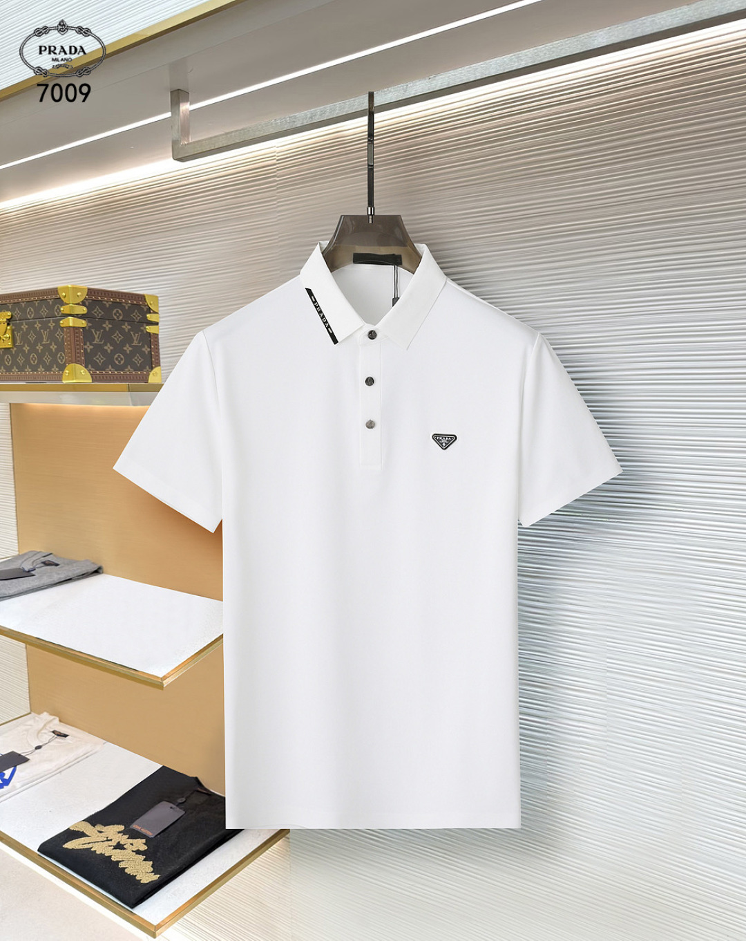 NO:746535,Prada  The classic Polo collar design for spring and summer 2026, with simple single-breasted buttons, neat and smooth lines, cleverly modifying the neck line, showing an elegant gentleman's style. The exquisite brand logo on the left chest uses a seamless gluing process, which is delicate and smooth, revealing a luxurious texture in a low-key manner, showing the brand's ingenuity and pursuit of quality in every detail. Selected high-quality fabrics, soft to the touch  It is soft and smooth, has good breathability, and is comfortable to wear. Whether it is worn with casual trousers to attend business occasions to show professionalism or combined with jeans to create a daily look to create a relaxed and comfortable atmosphere, it can be perfectly adapted. ZJ helps you interpret various styles with ease and show your unique taste. Sizes M-4XL, prada, jeans,19860909普拉达 2026春夏经典的Polo领设计,搭配简洁的单排扣,线条利落流畅,巧妙修饰颈部线条,彰显优雅绅士格调.左胸处精致的品牌标识,采用无痕压胶工艺,细腻而平整,低调间流露奢华质感,于细微之处展现品牌匠心与品质追求.精选优质面料,触感柔软顺滑,透气性佳,穿着舒适自在.无论是搭配休闲西裤出席商务场合,展现专业干练；还是与牛仔裤组合打造日常造型,营造轻松惬意氛围,它都能完美适配,ZJ助你以从容姿态诠释多样风格,尽显独特品味.尺码M-4XL,,prada,jeans,,Men's clothing