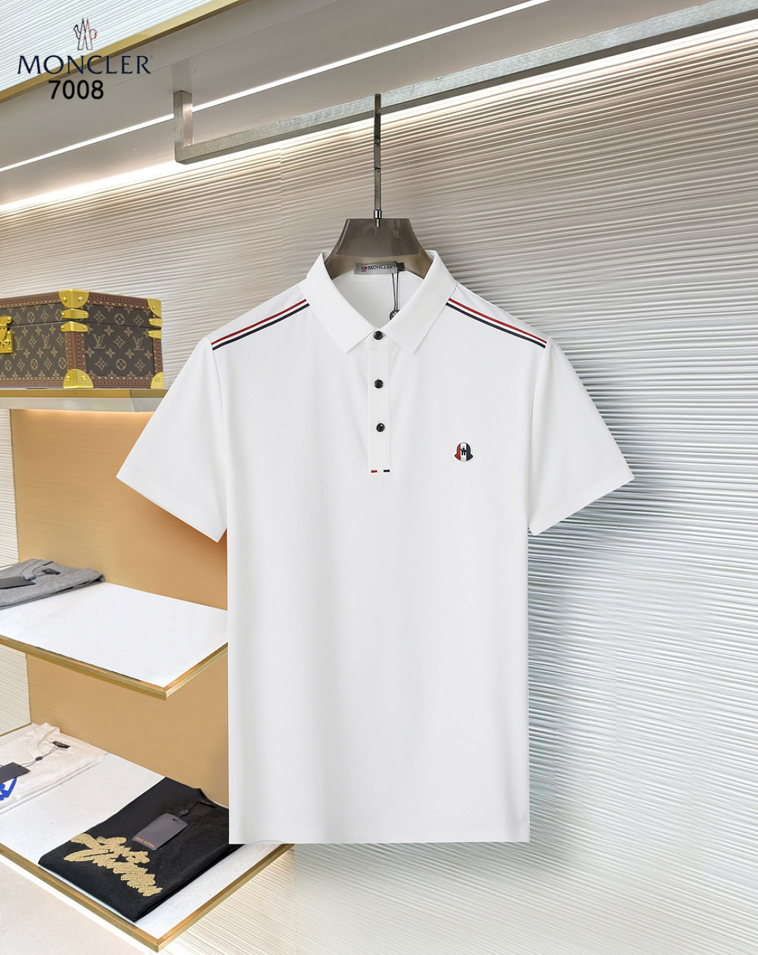 NO:746537,Mouth covering  The classic Polo collar design for spring and summer 2026, with simple single-breasted buttons, neat and smooth lines, cleverly modifying the neck line, showing an elegant gentleman's style. The exquisite brand logo on the left chest uses a seamless gluing process, which is delicate and smooth, revealing a luxurious texture in a low-key manner, showing the brand's ingenuity and pursuit of quality in every detail. Selected high-quality fabrics, soft to the touch  It is smooth, breathable and comfortable to wear. Whether it is worn with casual trousers to attend business occasions to show professionalism or combined with jeans to create a daily look to create a relaxed and comfortable atmosphere, it can be perfectly adapted. ZJ helps you interpret various styles with ease and show your unique taste. Sizes M-4XL, Moncler, jeans,19860909蒙口 2026春夏经典的Polo领设计,搭配简洁的单排扣,线条利落流畅,巧妙修饰颈部线条,彰显优雅绅士格调.左胸处精致的品牌标识,采用无痕压胶工艺,细腻而平整,低调间流露奢华质感,于细微之处展现品牌匠心与品质追求.精选优质面料,触感柔软顺滑,透气性佳,穿着舒适自在.无论是搭配休闲西裤出席商务场合,展现专业干练；还是与牛仔裤组合打造日常造型,营造轻松惬意氛围,它都能完美适配,ZJ助你以从容姿态诠释多样风格,尽显独特品味.尺码M-4XL,,Moncler,jeans,,Men's clothing