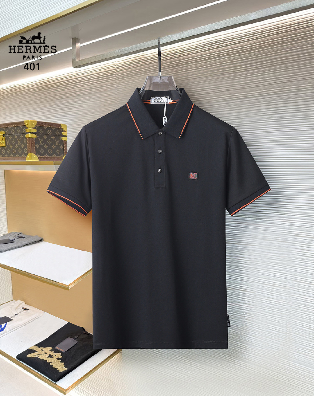 NO:746510,Hermès  The classic Polo collar design for spring and summer 2026, with simple single-breasted buttons, neat and smooth lines, cleverly modifying the neck line, showing an elegant gentleman's style. The exquisite brand logo on the left chest uses a seamless gluing process, which is delicate and smooth, revealing a luxurious texture in a low-key manner, showing the brand's ingenuity and pursuit of quality in every detail. Selected high-quality fabrics, soft to the touch  It is smooth, breathable and comfortable to wear. Whether it is paired with casual trousers to attend business occasions to show professionalism or combined with jeans to create a daily look to create a relaxed and comfortable atmosphere, it can be perfectly adapted. ZJ helps you interpret various styles with ease and show your unique taste. Sizes M-4XL, hermes, jeans,19860909爱马仕 2026春夏经典的Polo领设计,搭配简洁的单排扣,线条利落流畅,巧妙修饰颈部线条,彰显优雅绅士格调.左胸处精致的品牌标识,采用无痕压胶工艺,细腻而平整,低调间流露奢华质感,于细微之处展现品牌匠心与品质追求.精选优质面料,触感柔软顺滑,透气性佳,穿着舒适自在.无论是搭配休闲西裤出席商务场合,展现专业干练；还是与牛仔裤组合打造日常造型,营造轻松惬意氛围,它都能完美适配,ZJ助你以从容姿态诠释多样风格,尽显独特品味.尺码M-4XL,,hermes,jeans,,Men's clothing