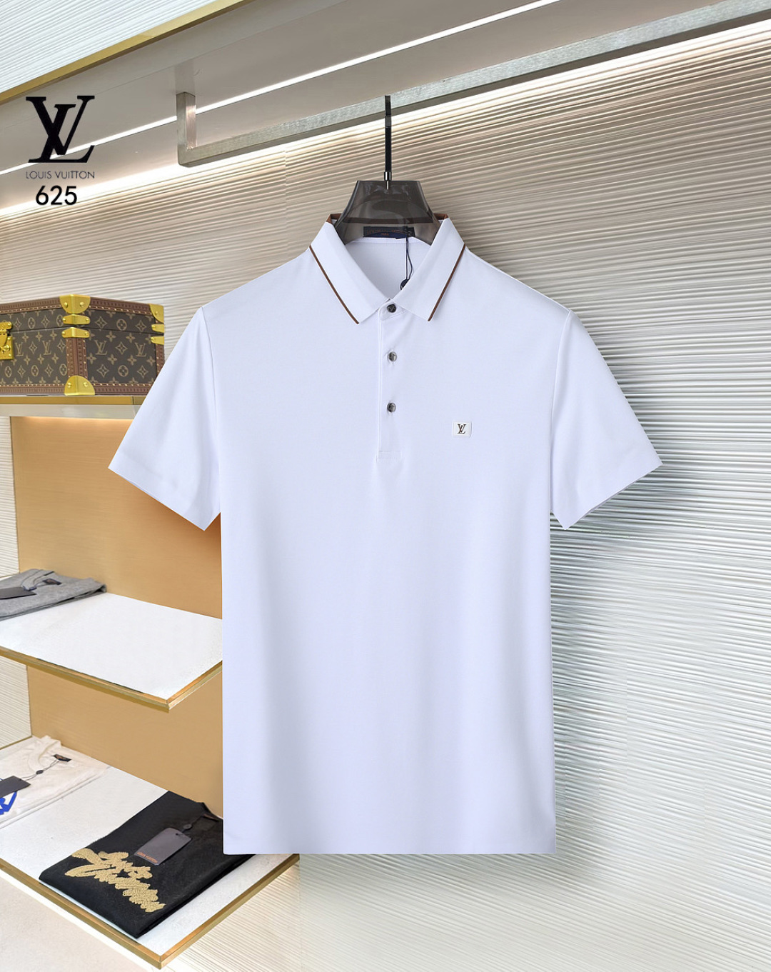 NO:746522,LV  The classic Polo collar design for spring and summer 2026, with simple single-breasted buttons, neat and smooth lines, cleverly modifying the neck line, showing an elegant gentleman's style. The exquisite brand logo on the left chest uses a seamless gluing process, which is delicate and smooth, showing a luxurious texture in a low-key manner, showing the brand's ingenuity and pursuit of quality in every detail. Selected high-quality fabrics,  It feels soft and smooth, has good breathability, and is comfortable to wear. Whether it is worn with casual trousers to attend business occasions to show professionalism or combined with jeans to create a daily look and create a relaxed and comfortable atmosphere, it can be perfectly adapted. ZJ helps you interpret various styles with ease and show your unique taste. Sizes M-4XL, Louis  vuitton,jeans,19860909LV 2026春夏经典的Polo领设计,搭配简洁的单排扣,线条利落流畅,巧妙修饰颈部线条,彰显优雅绅士格调.左胸处精致的品牌标识,采用无痕压胶工艺,细腻而平整,低调间流露奢华质感,于细微之处展现品牌匠心与品质追求.精选优质面料,触感柔软顺滑,透气性佳,穿着舒适自在.无论是搭配休闲西裤出席商务场合,展现专业干练；还是与牛仔裤组合打造日常造型,营造轻松惬意氛围,它都能完美适配,ZJ助你以从容姿态诠释多样风格,尽显独特品味.尺码M-4XL,,louis vuitton,jeans,,Men's clothing